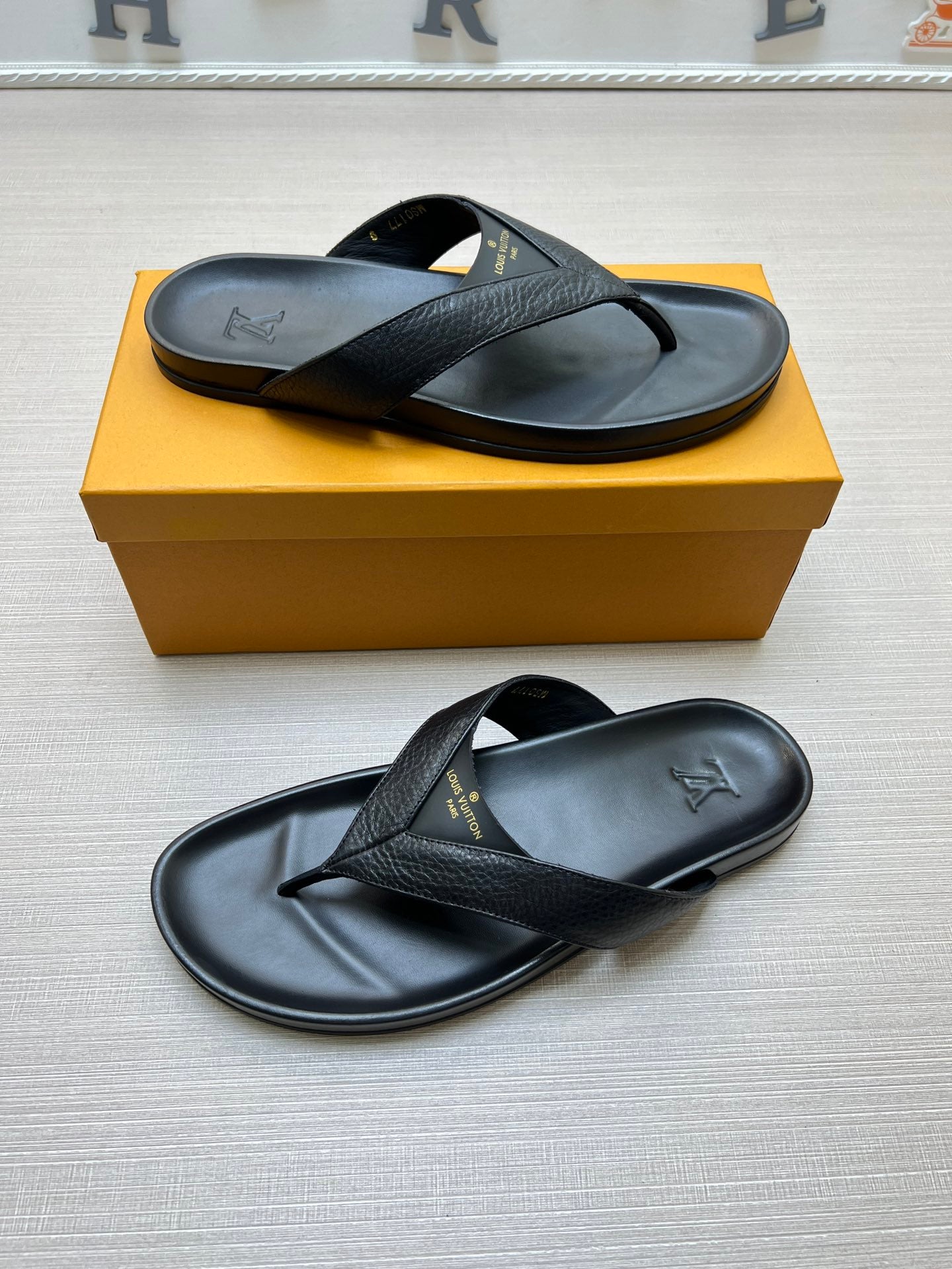 54E85Z     fashion slippers