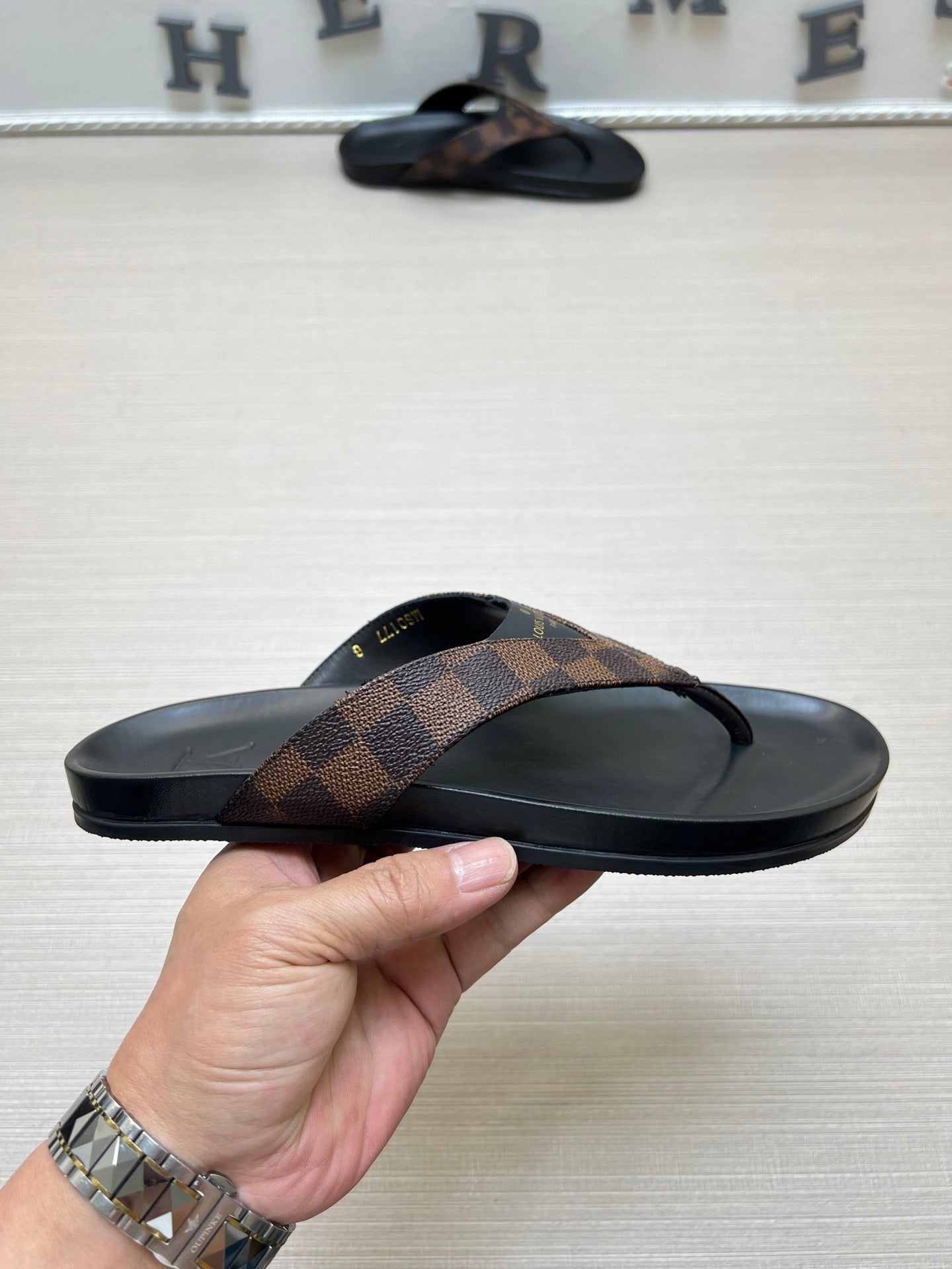 54E85Z     fashion slippers