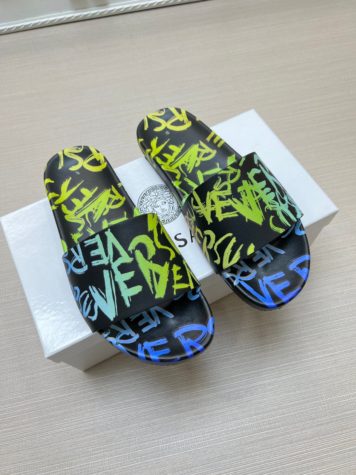 54V94Z   fashion  slippers