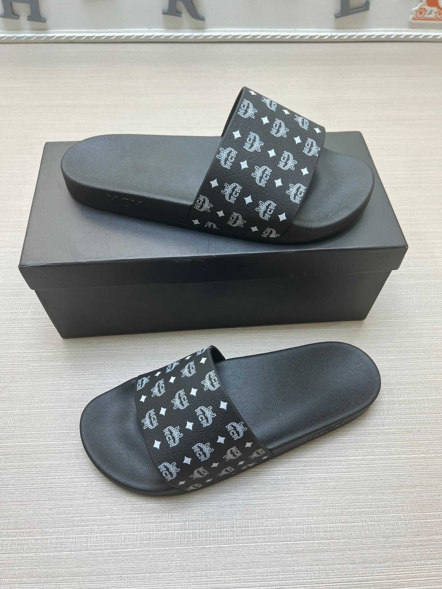 54M46Z  fashion  slippers