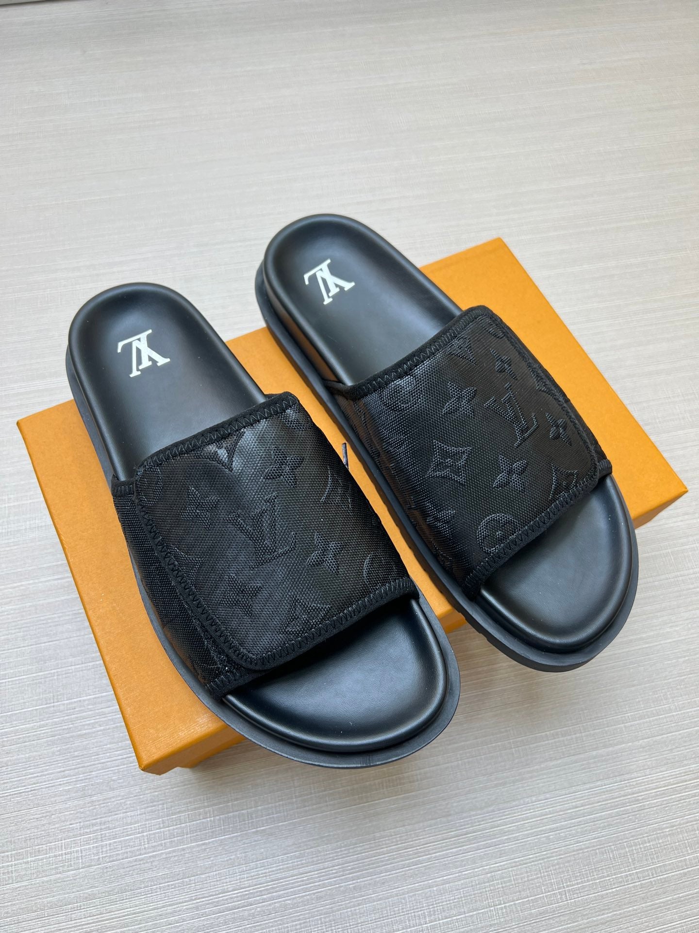 54E14Z   fashion  slippers