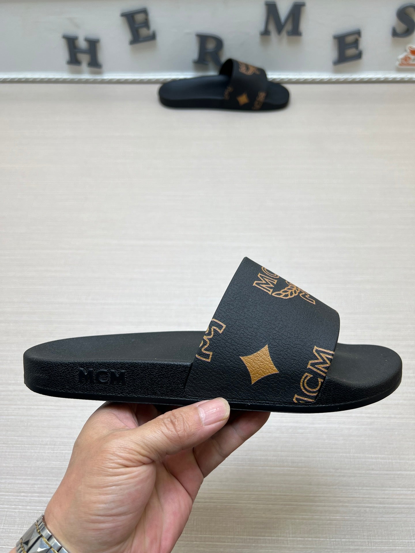 54M43Z    fashion  slippers