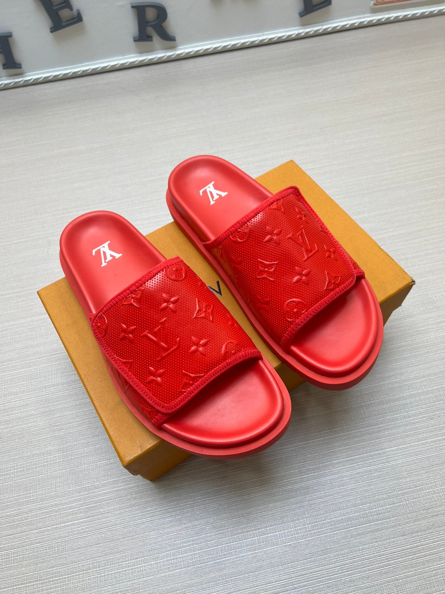 54E112Z   fashion slippers