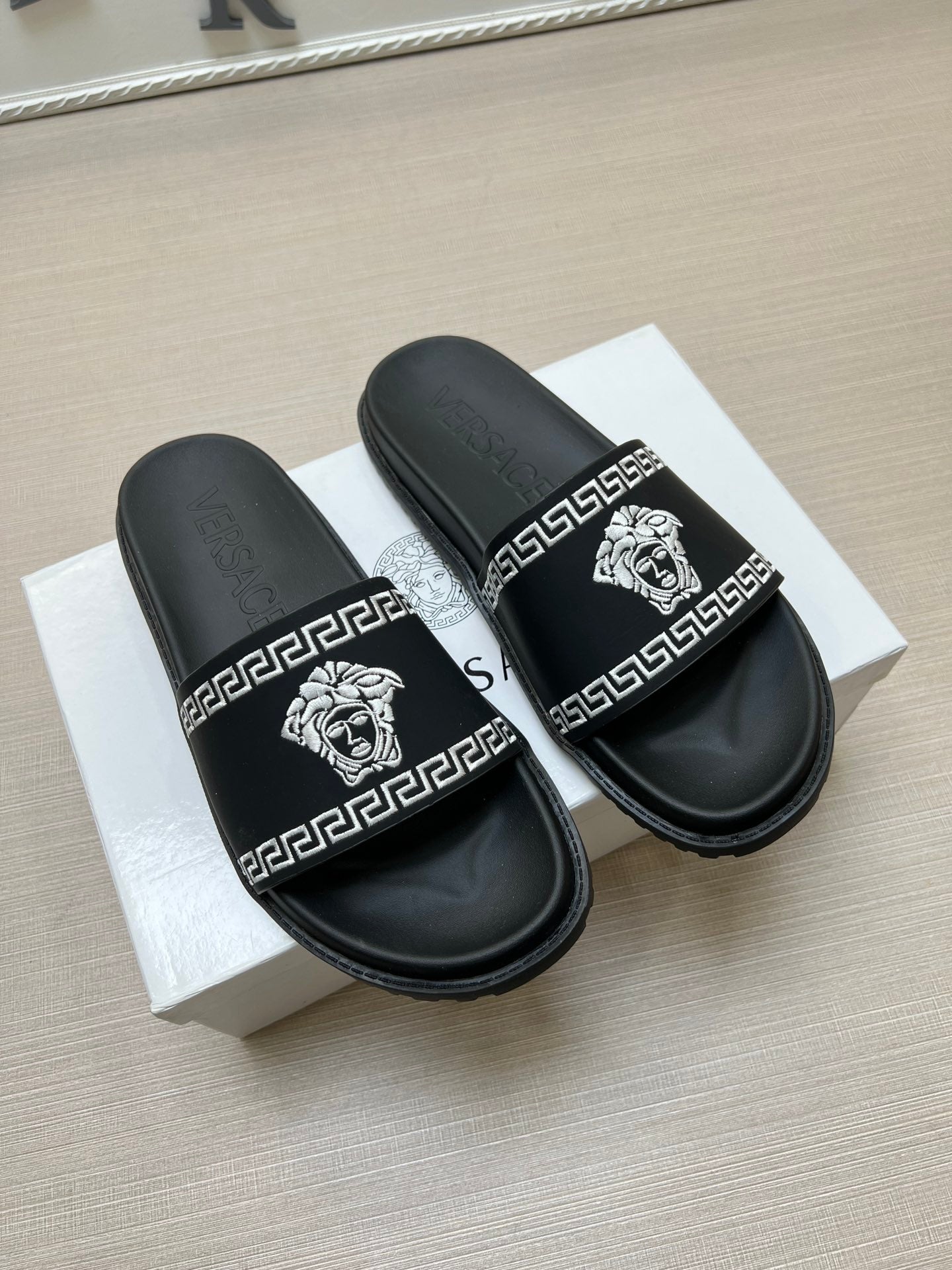 54V53Z    fashion  slippers