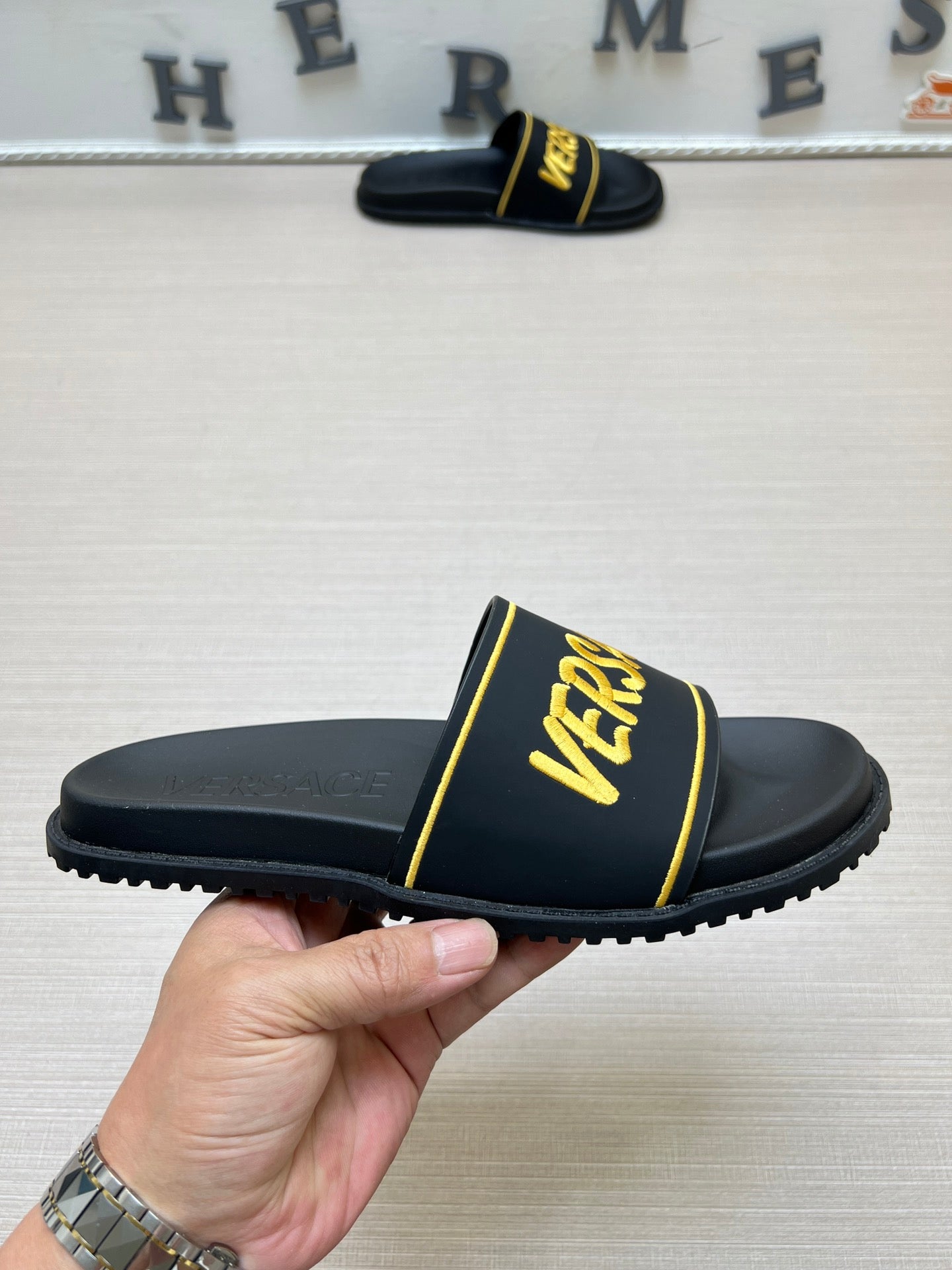 54V54Z   fashion  slippers