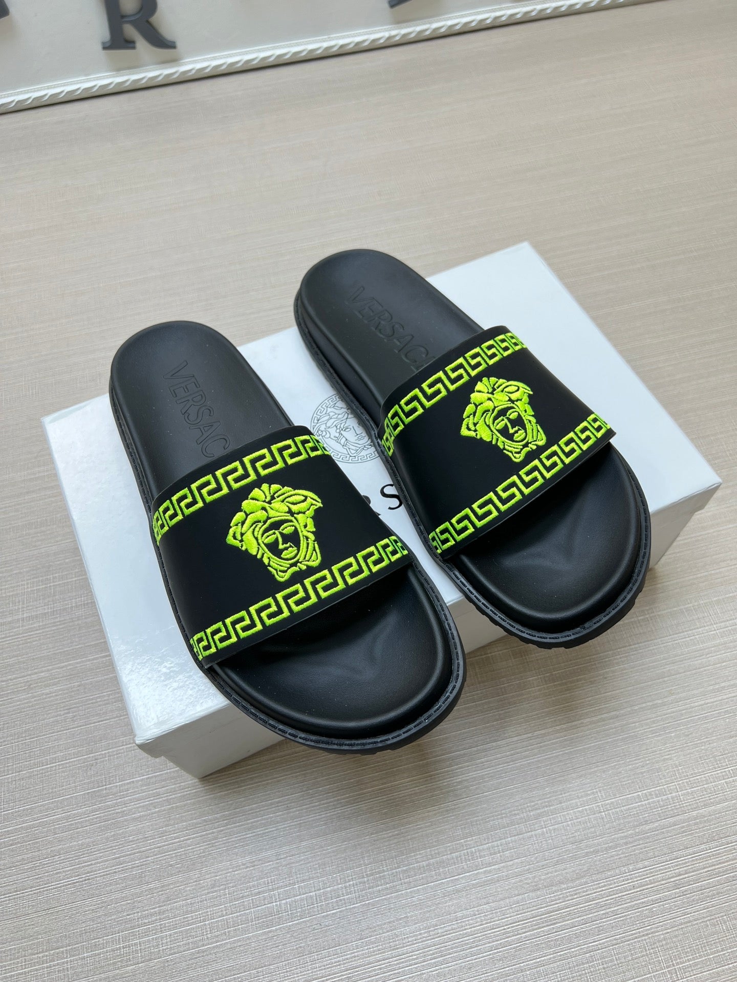 54V53Z    fashion  slippers