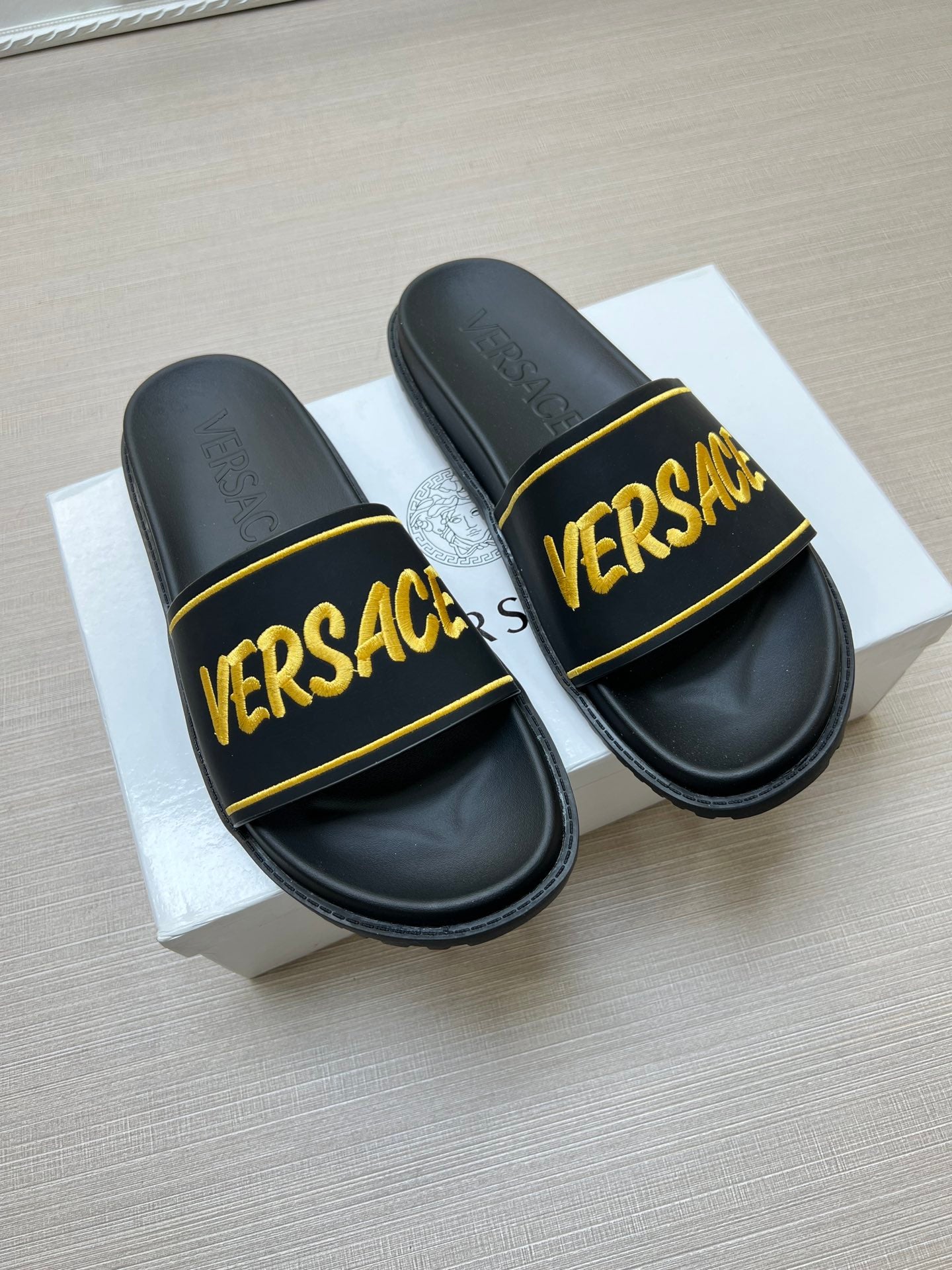 54V54Z   fashion  slippers