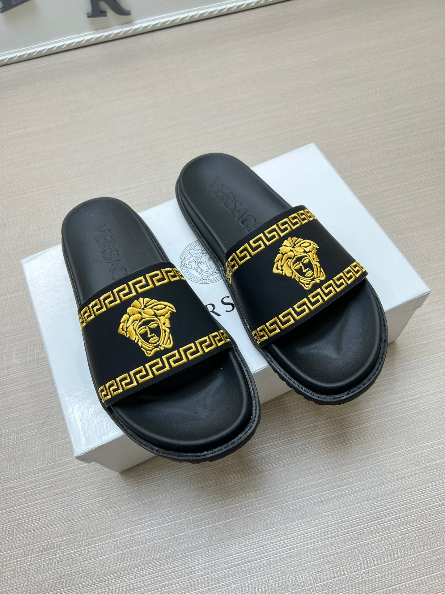 54V53Z    fashion  slippers