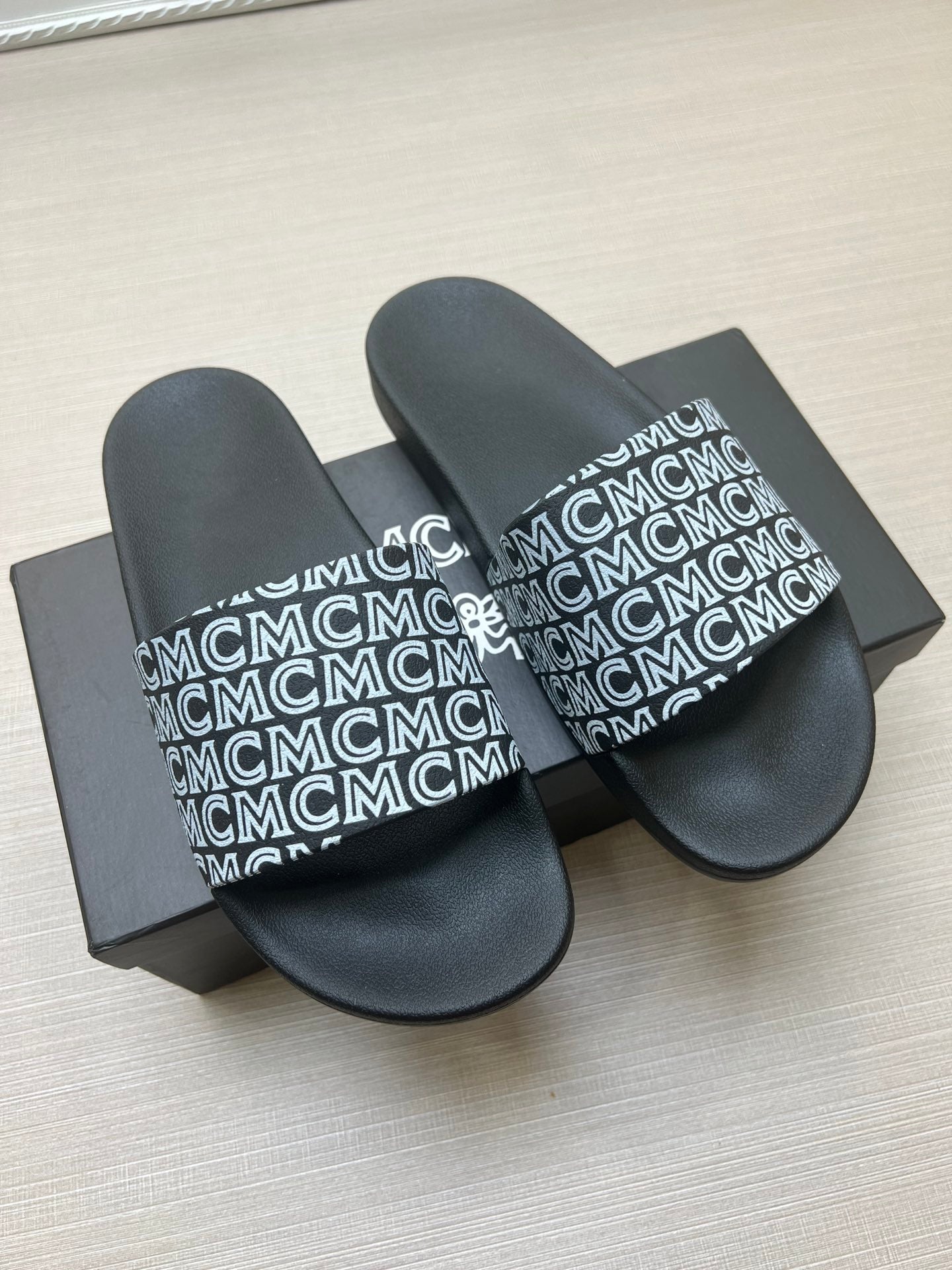 54M45Z    fashion  slippers