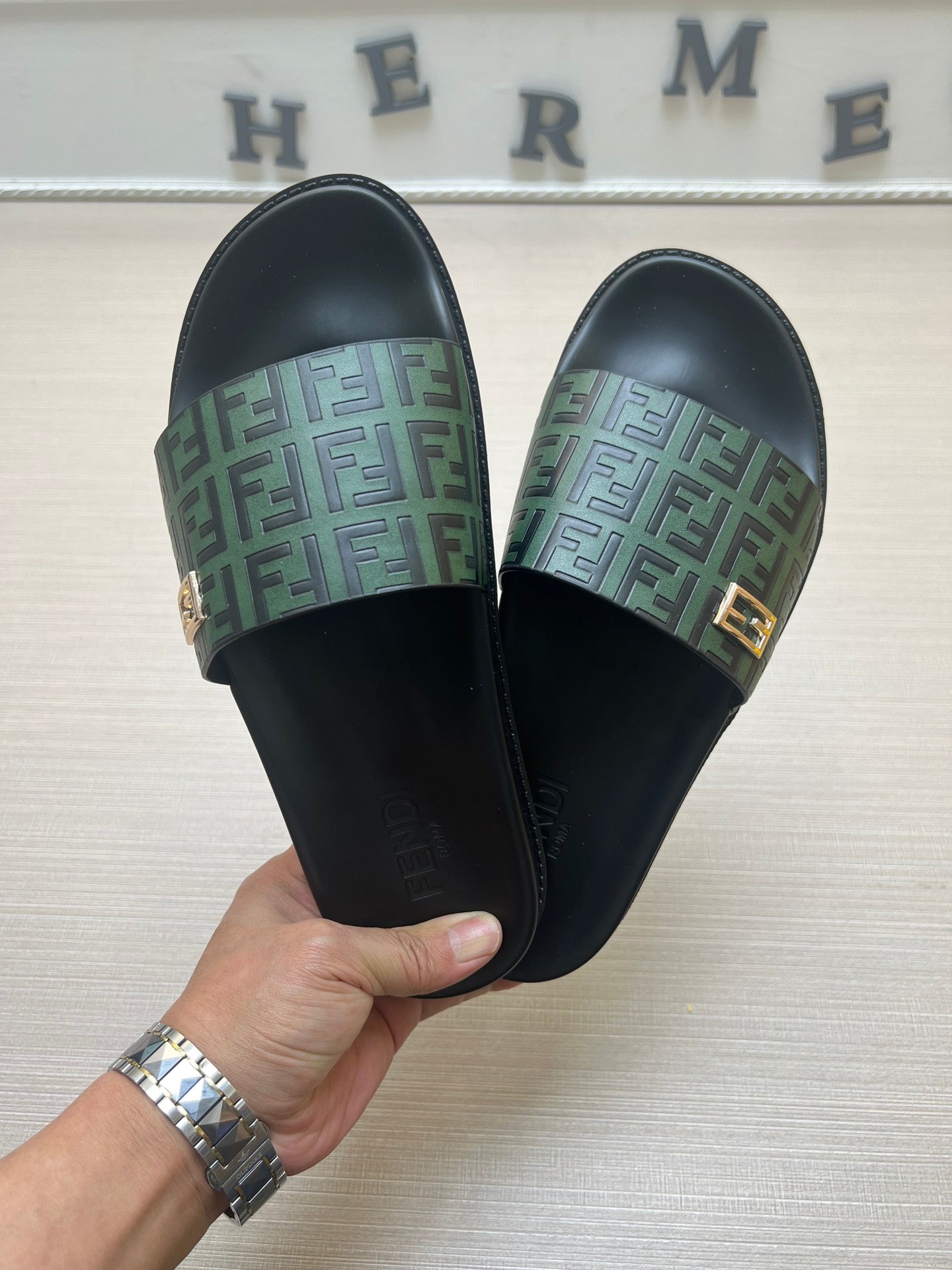 54F121Z   fashion slippers