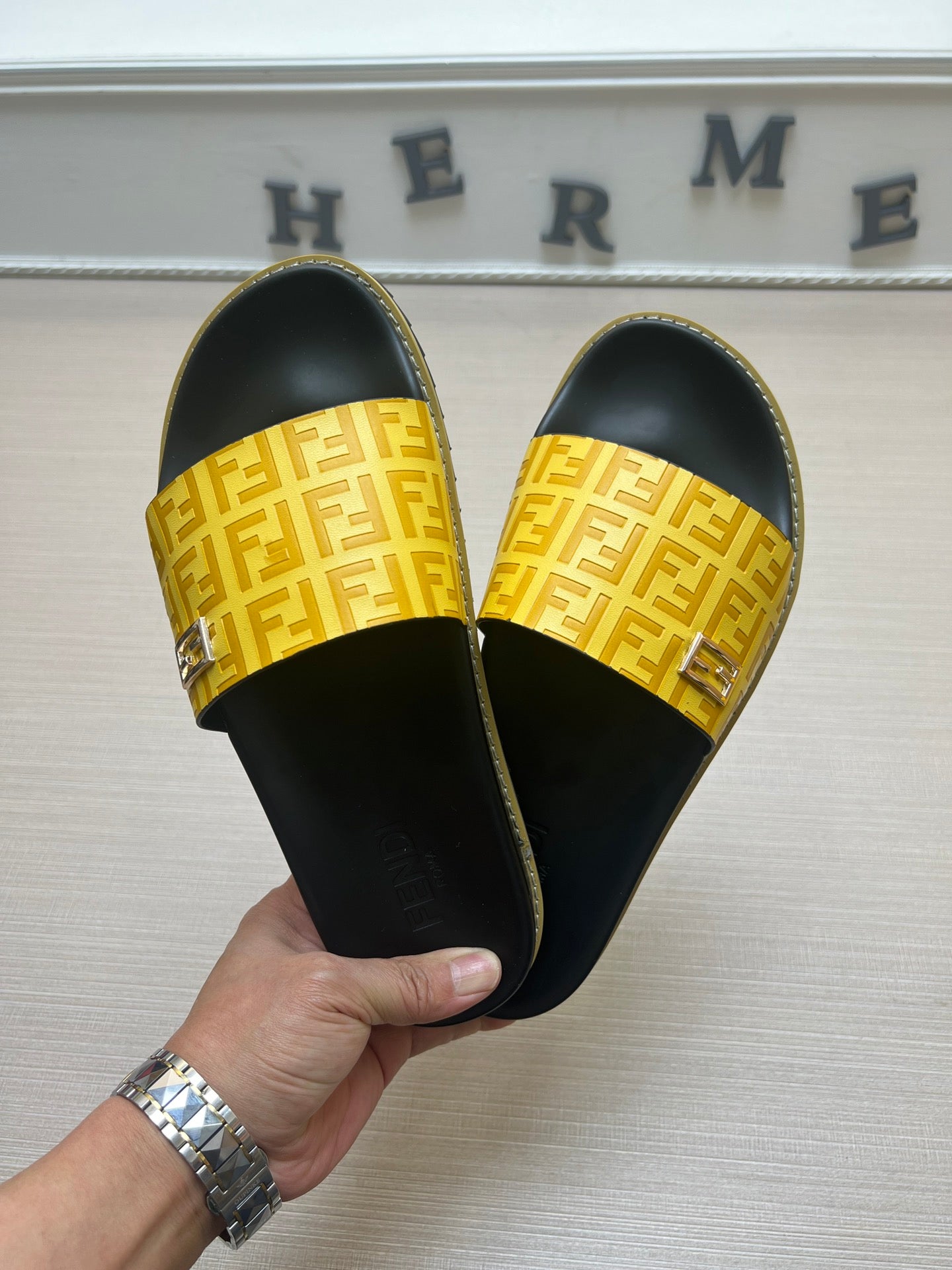 54F121Z   fashion slippers