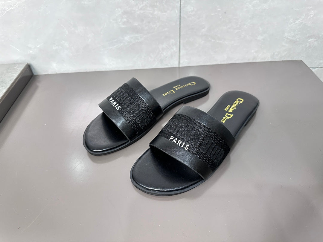 14D32Z   fashion slippers