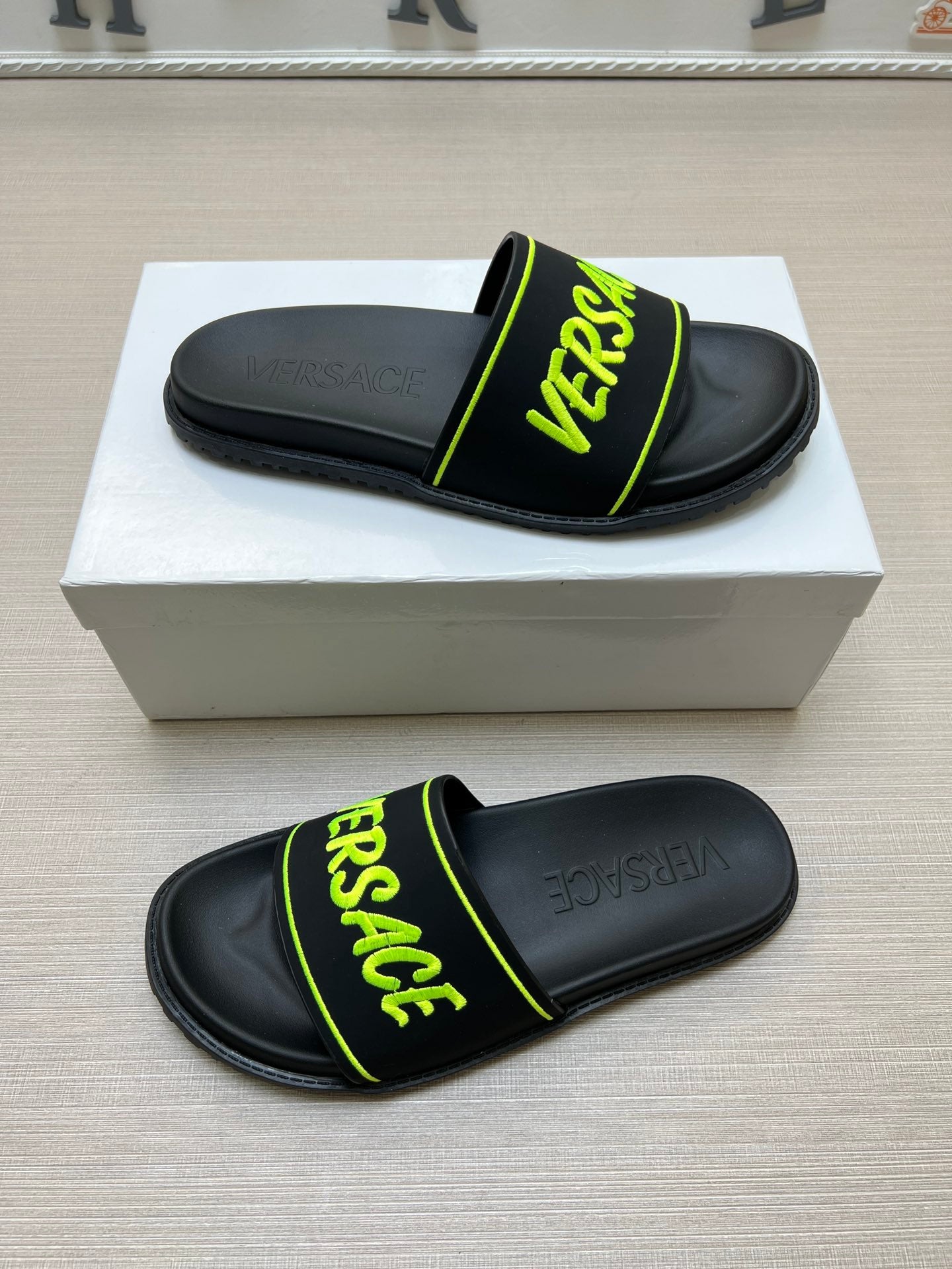 54V54Z   fashion  slippers