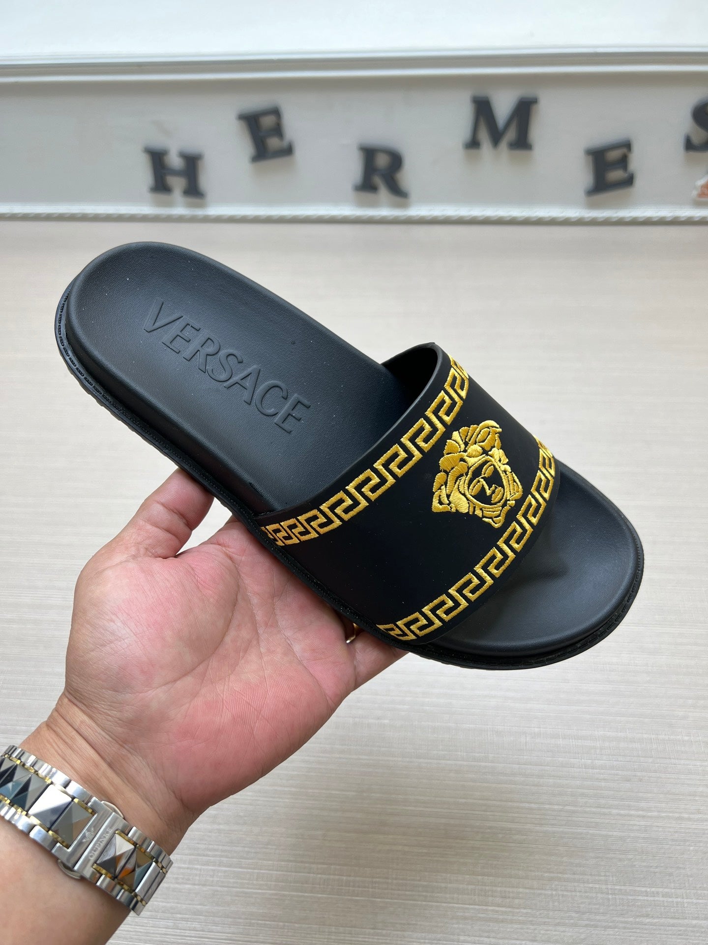 54V53Z    fashion  slippers