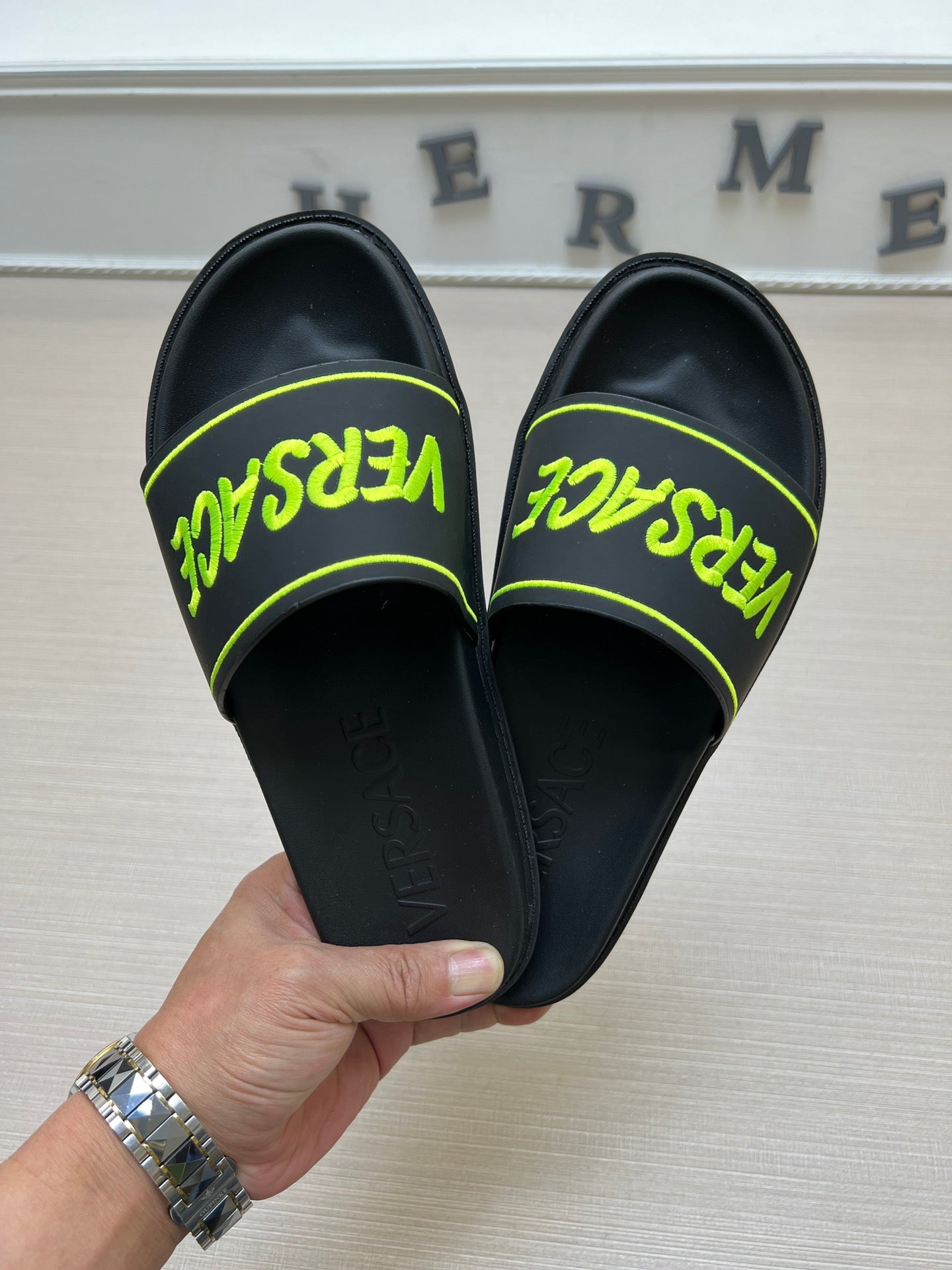 54V54Z   fashion  slippers