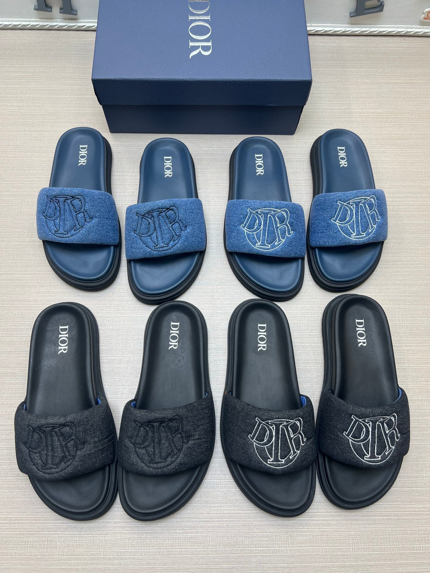 54D168Z   High quality leather slippers