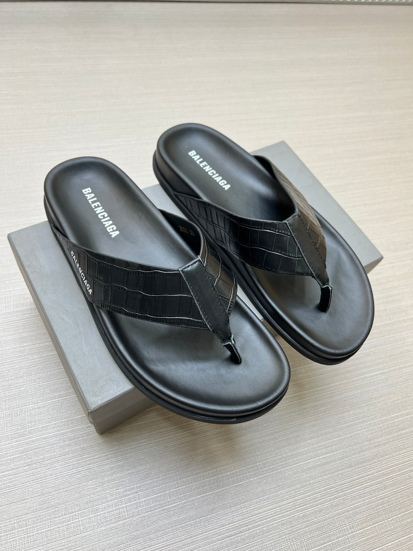 54J98Z   fashion  slippers