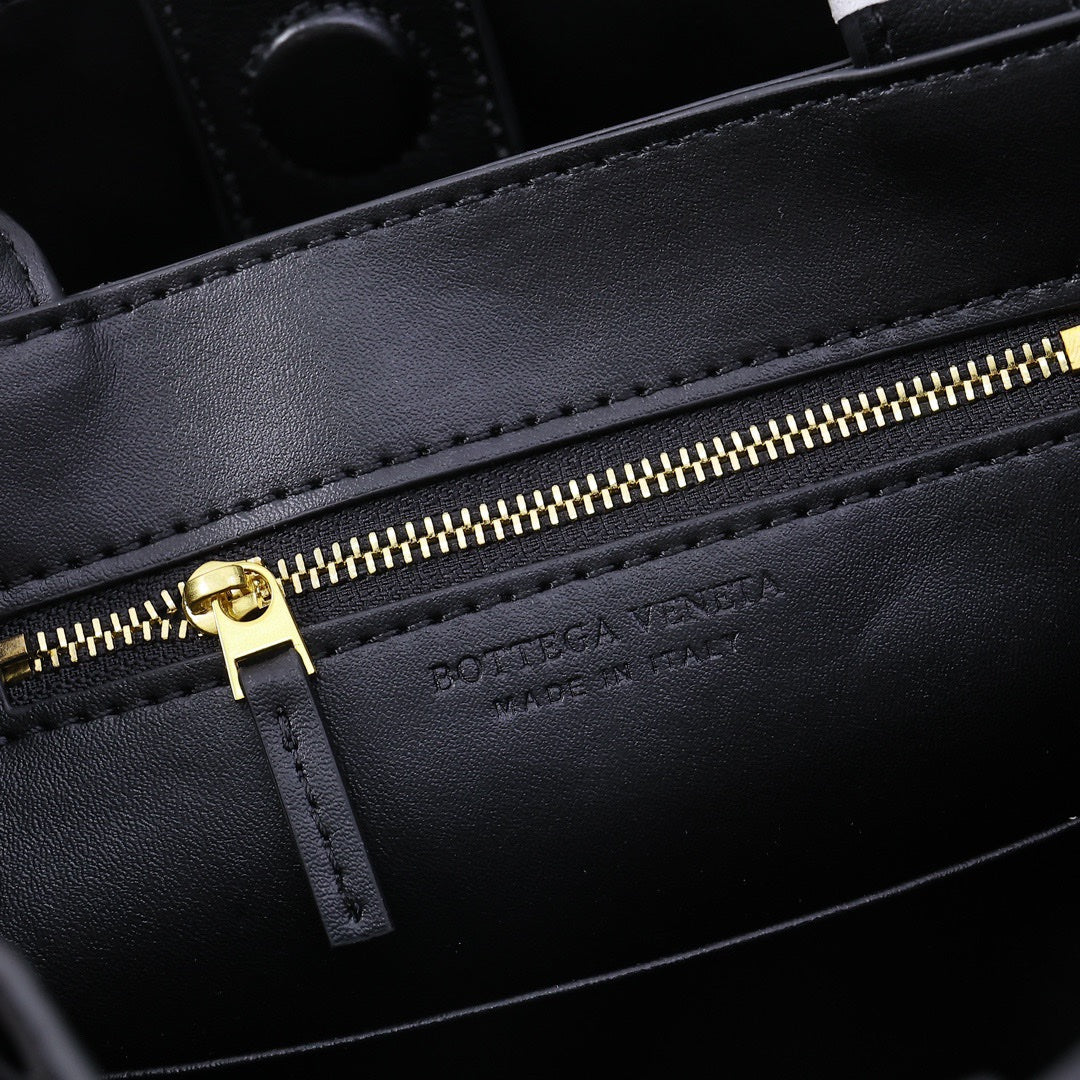 1XA81B (Fashionable leather bag )