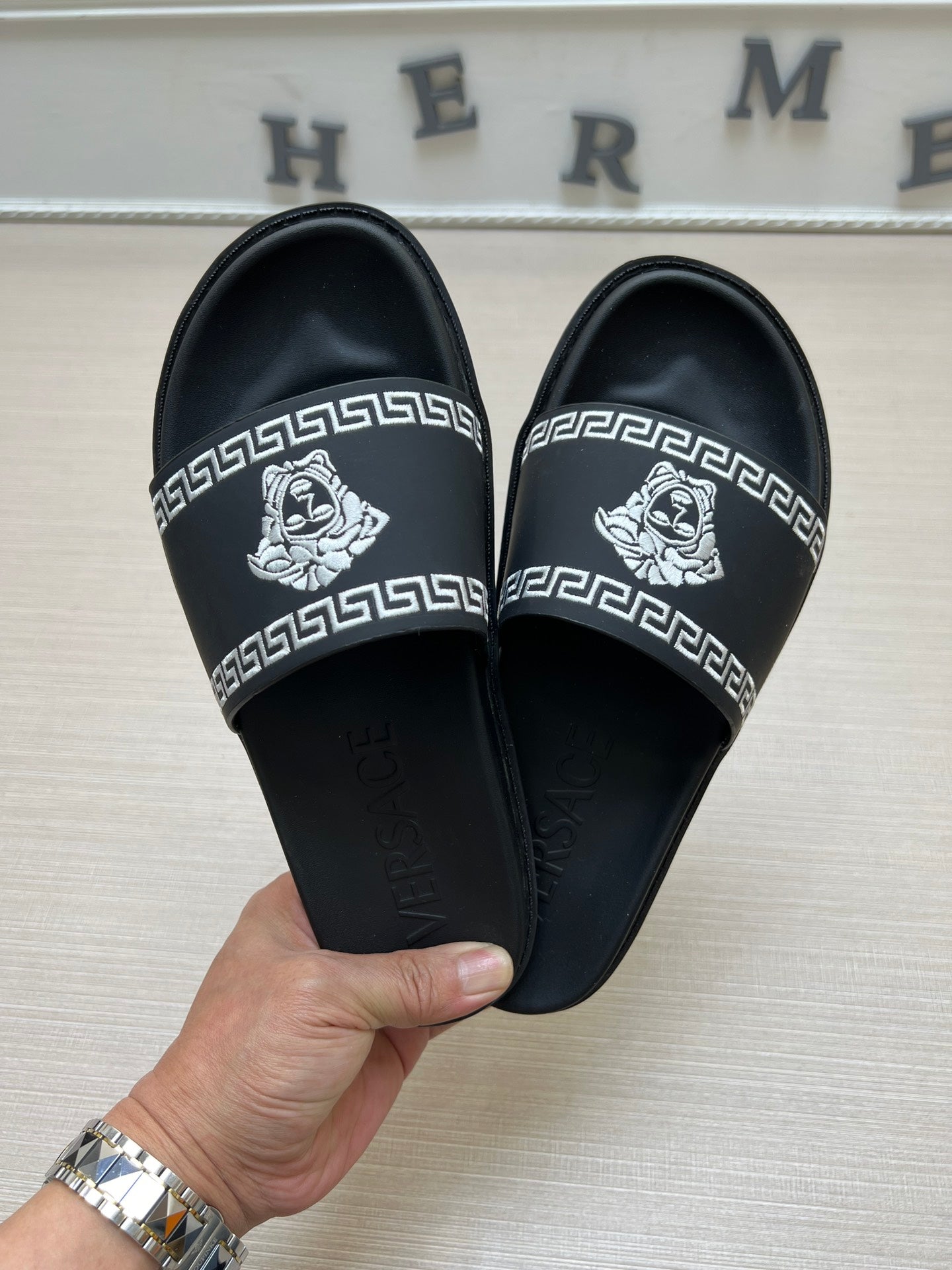 54V53Z    fashion  slippers