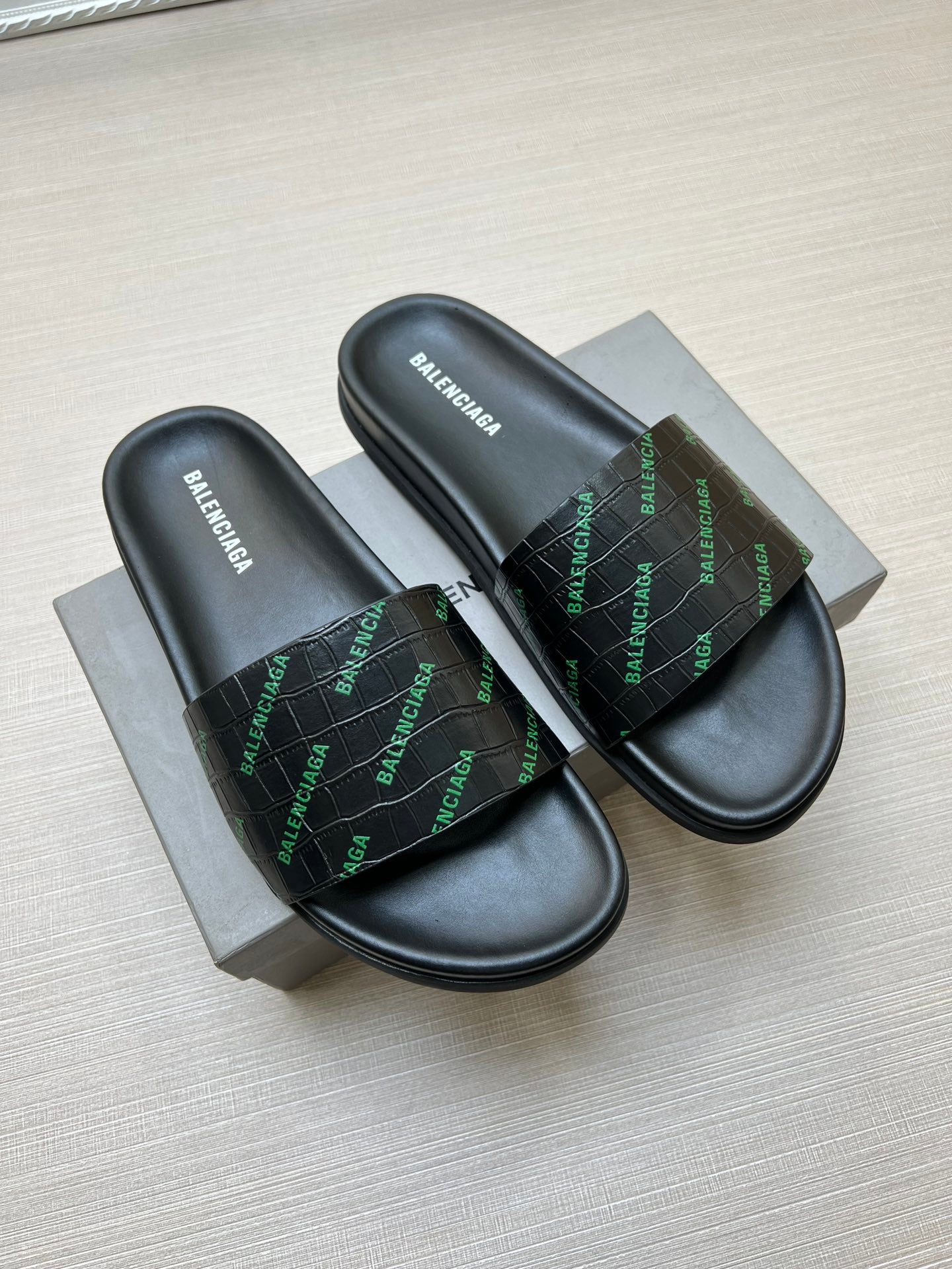 54J99Z    fashion  slippers