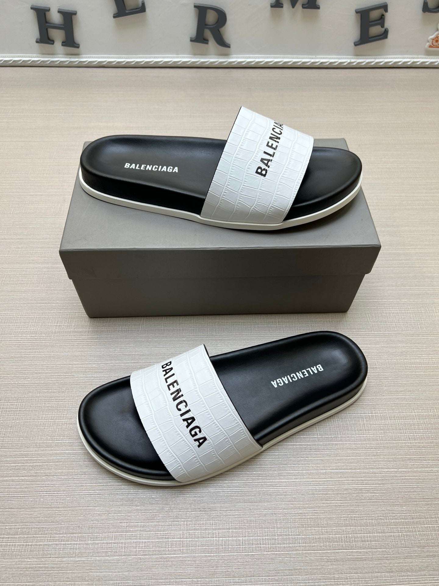 54J99Z    fashion  slippers