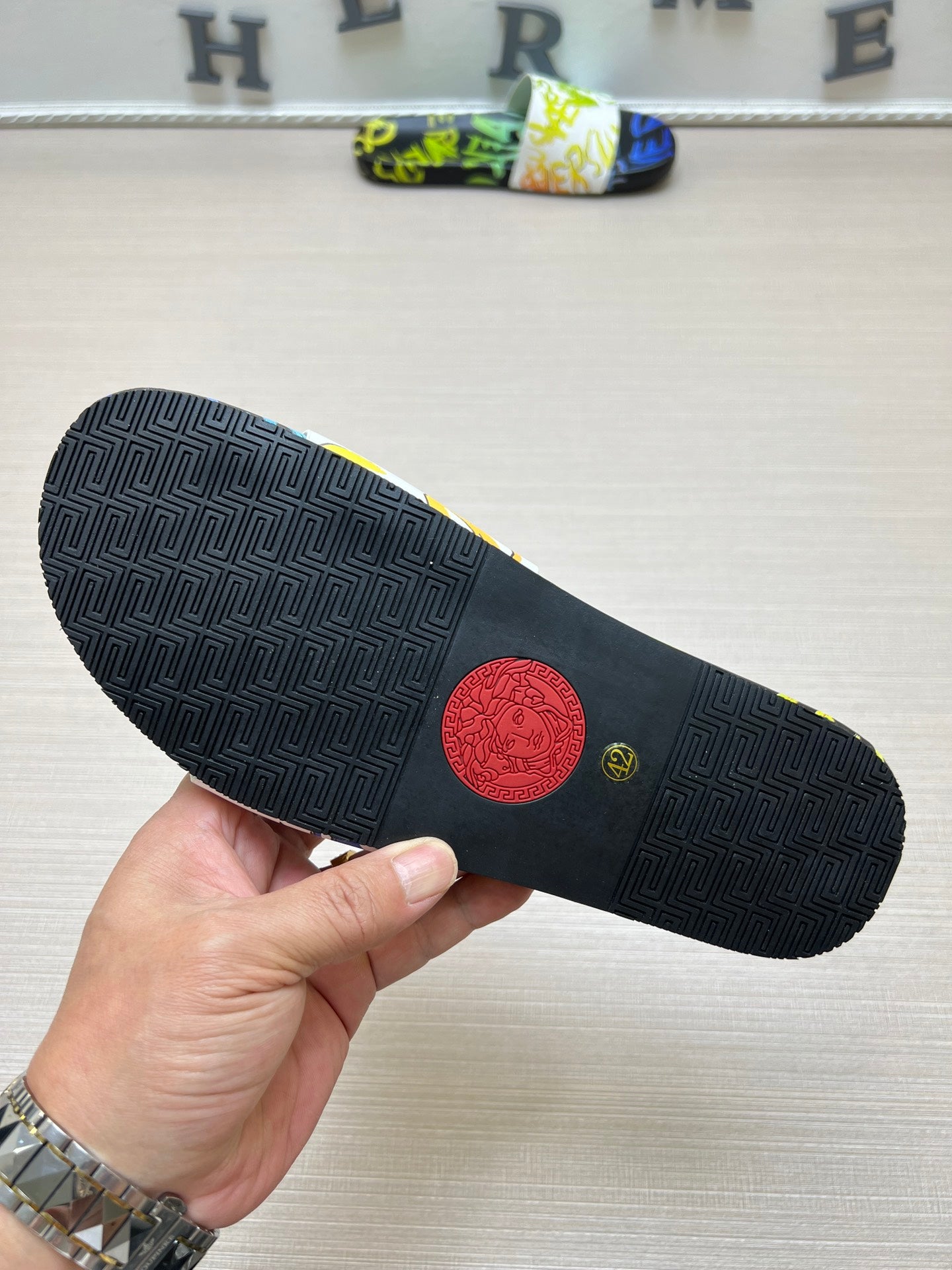 54V94Z   fashion  slippers