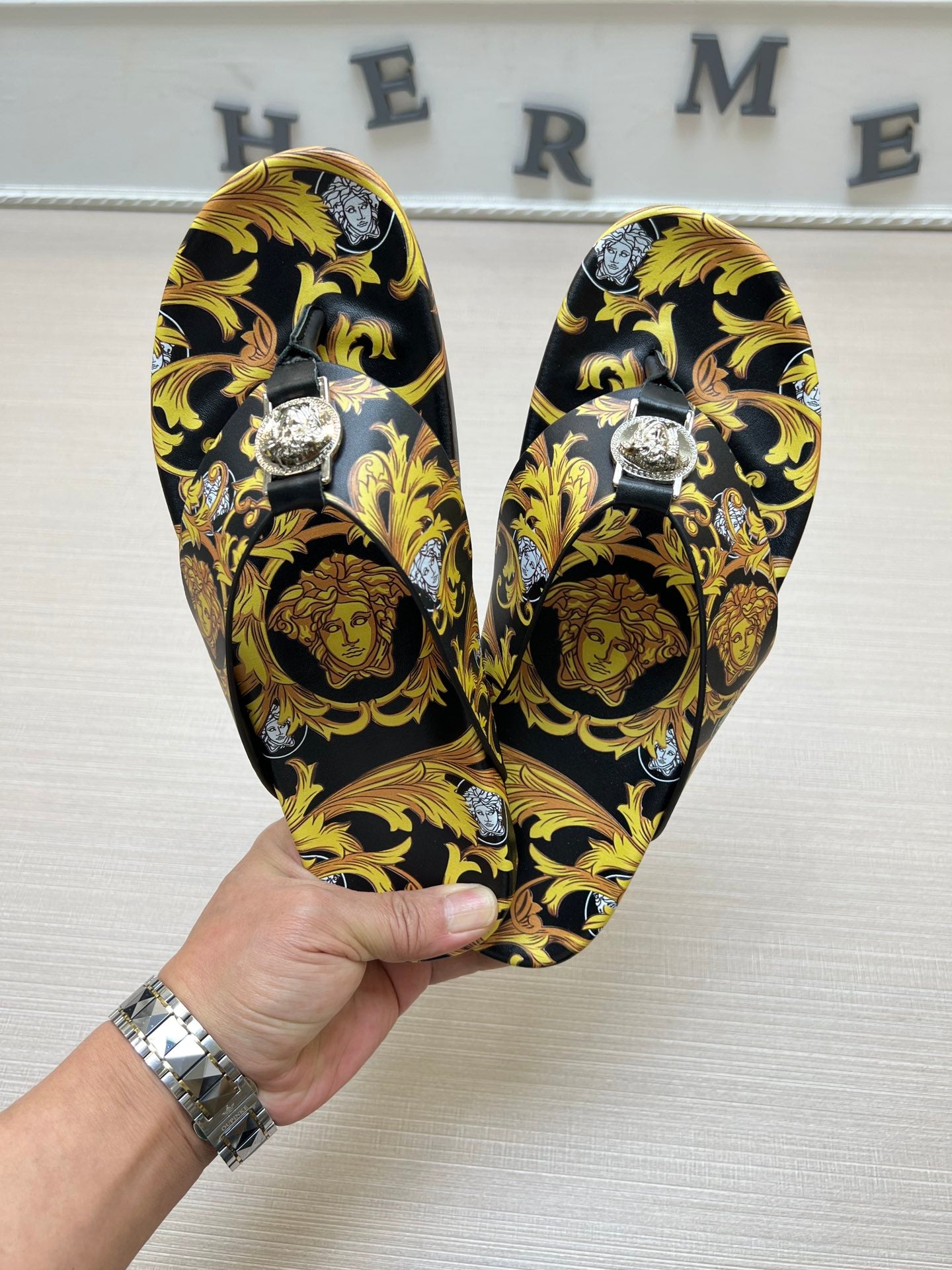 54V96Z   fashion  slippers