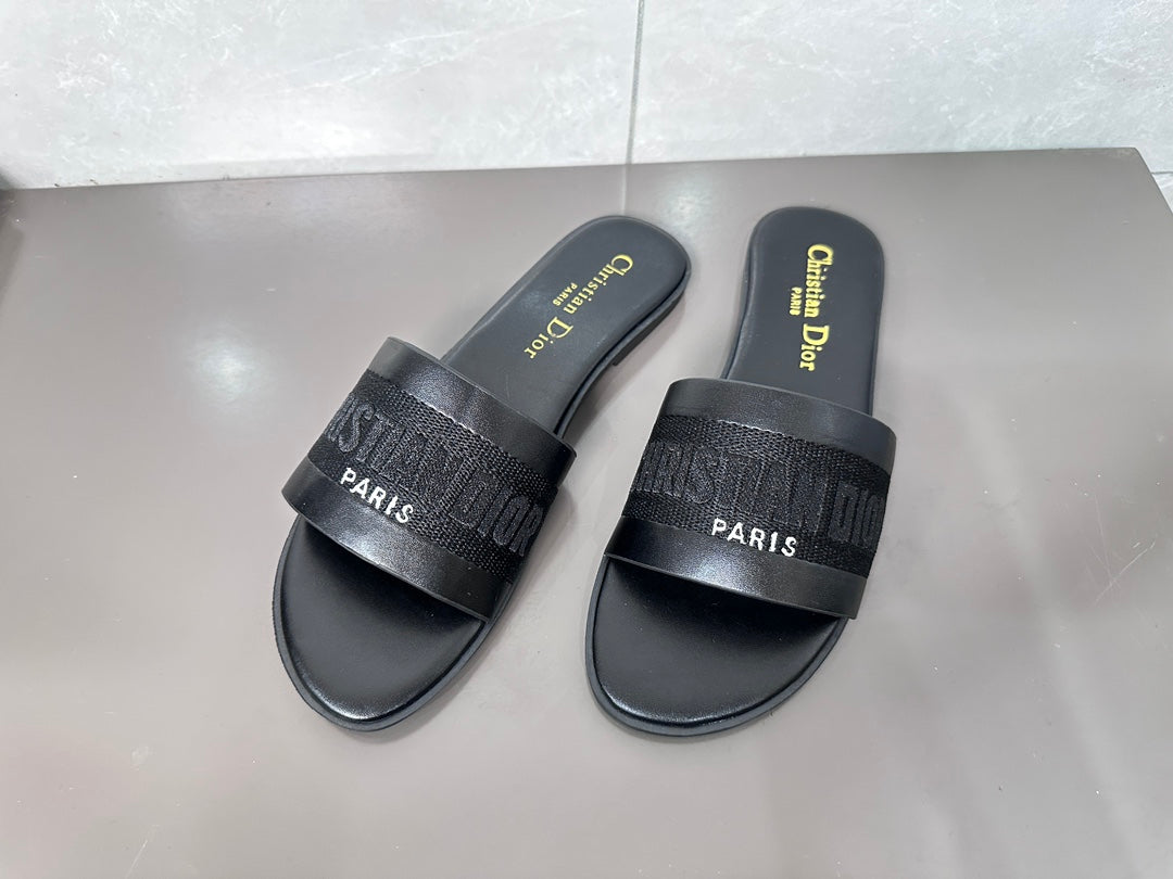 14D32Z   fashion slippers