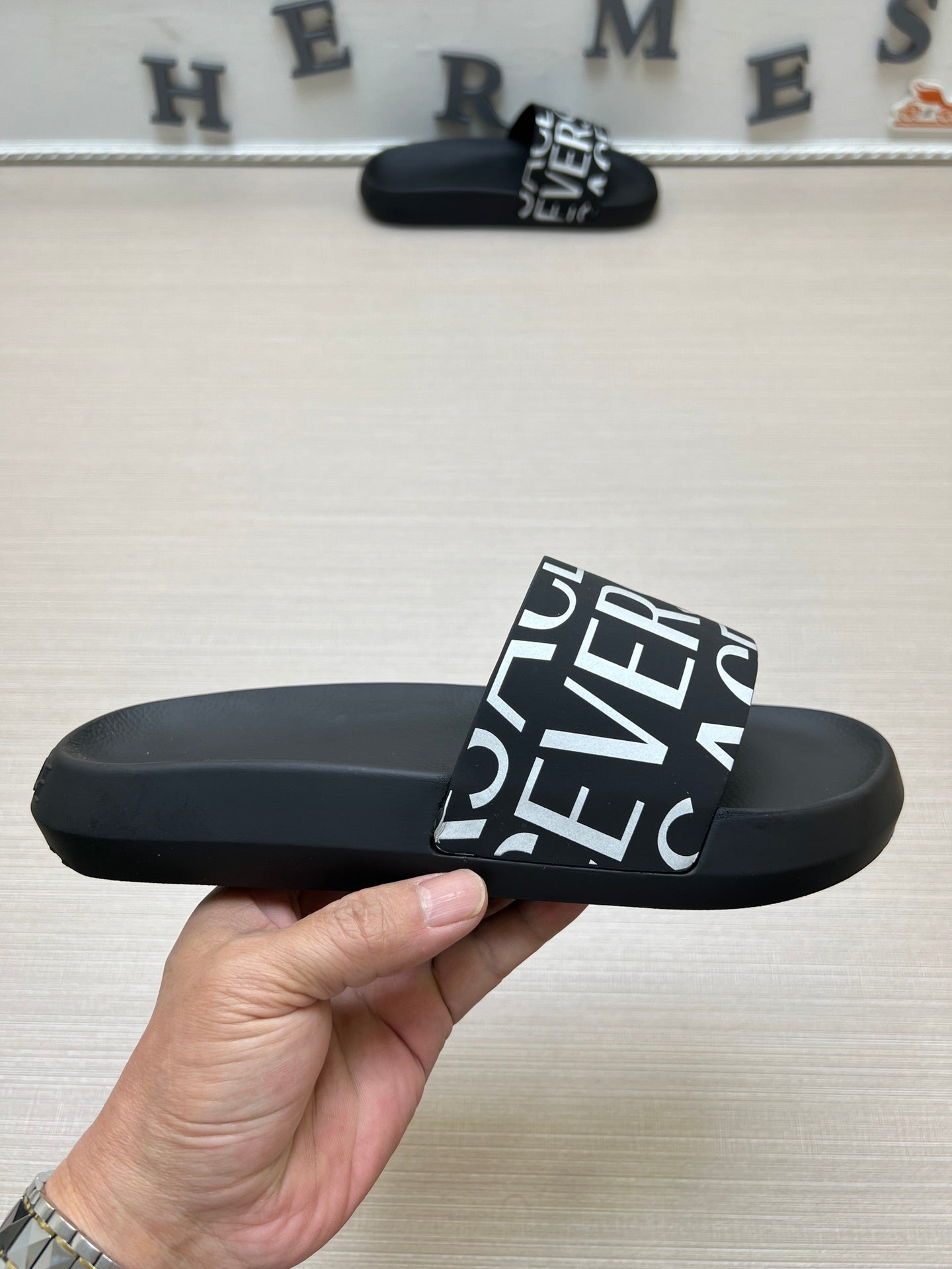 54V108Z  fashion  slippers