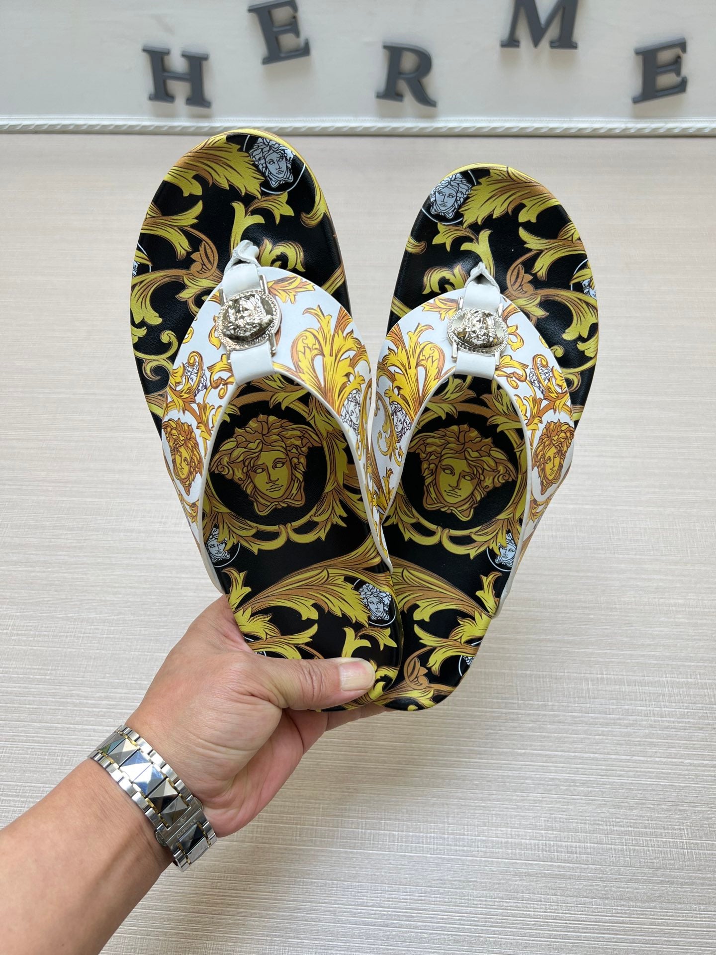 54V96Z   fashion  slippers