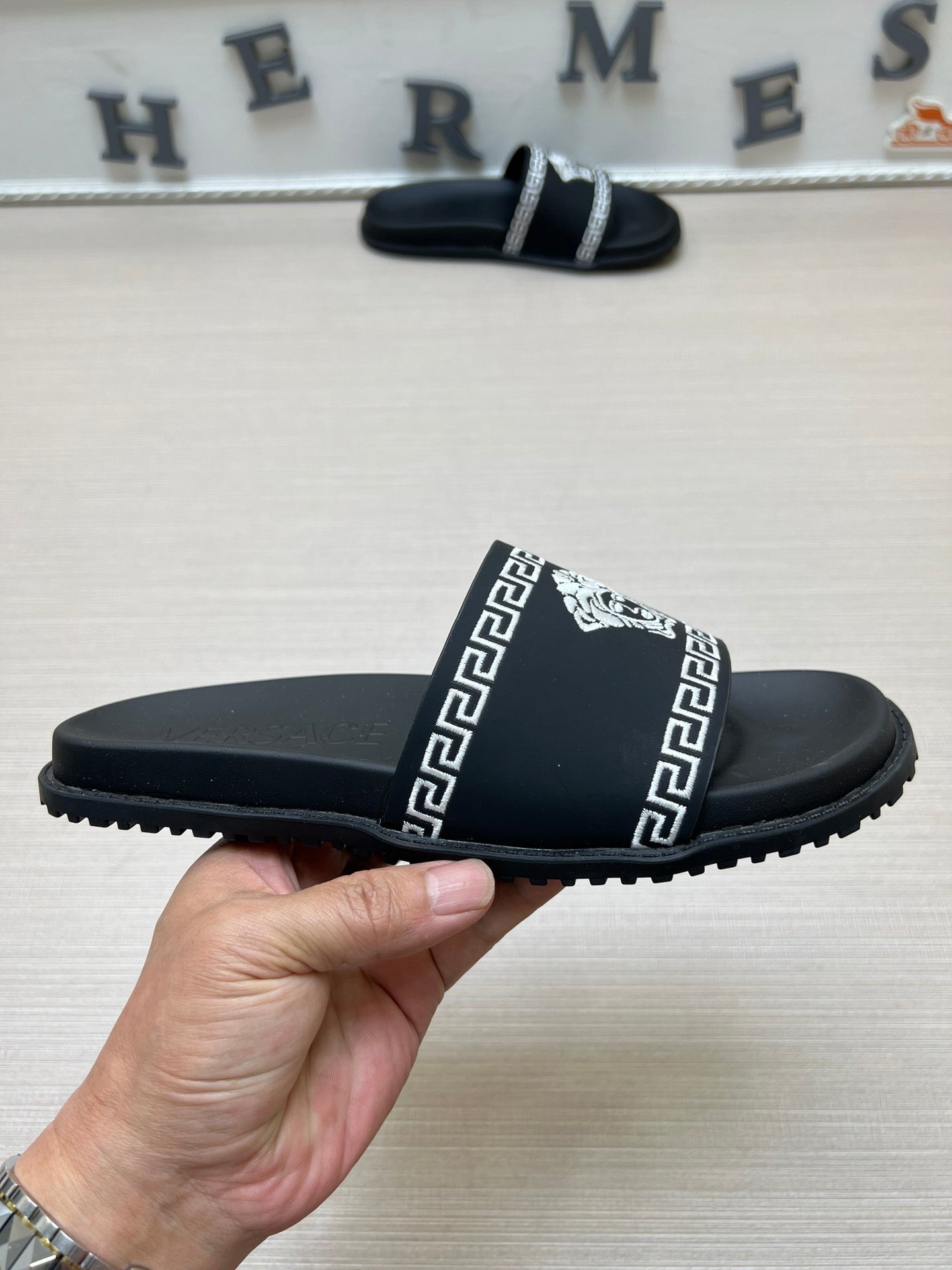 54V53Z    fashion  slippers