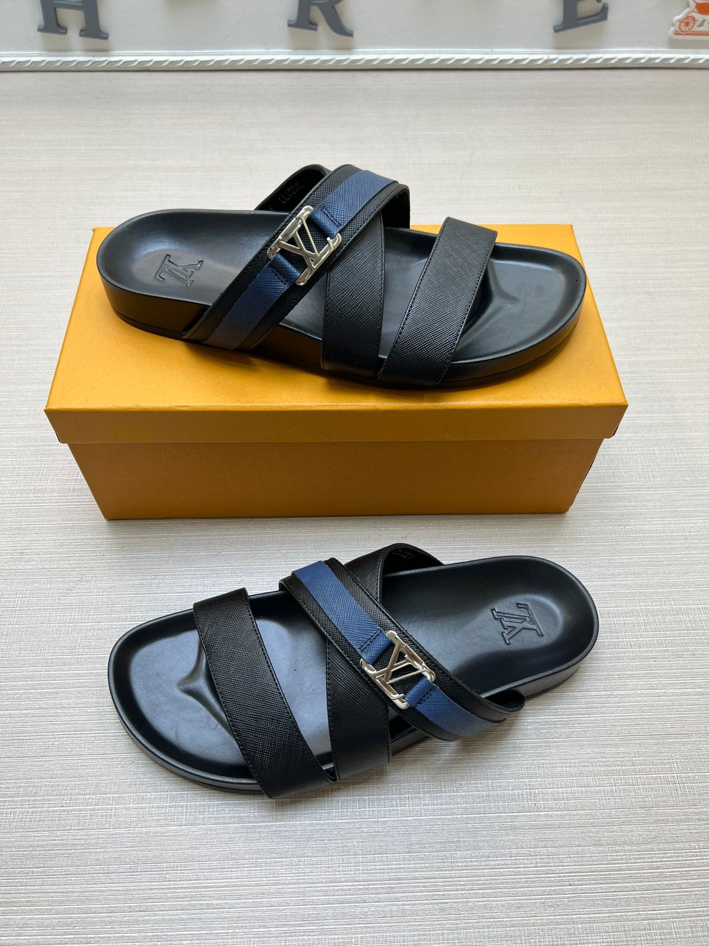 54E88Z   fashion  slippers