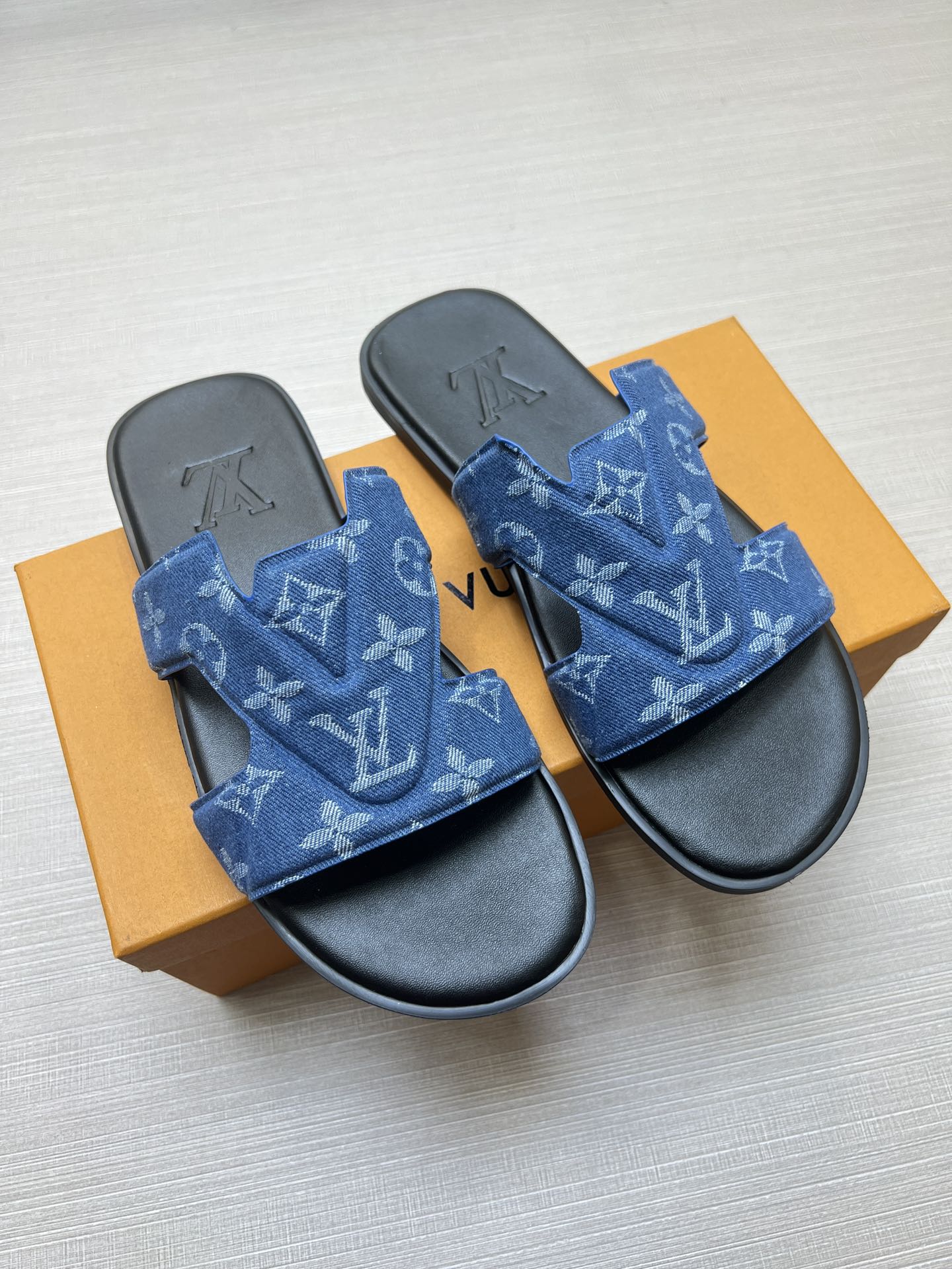 54E32Z    fashion slippers