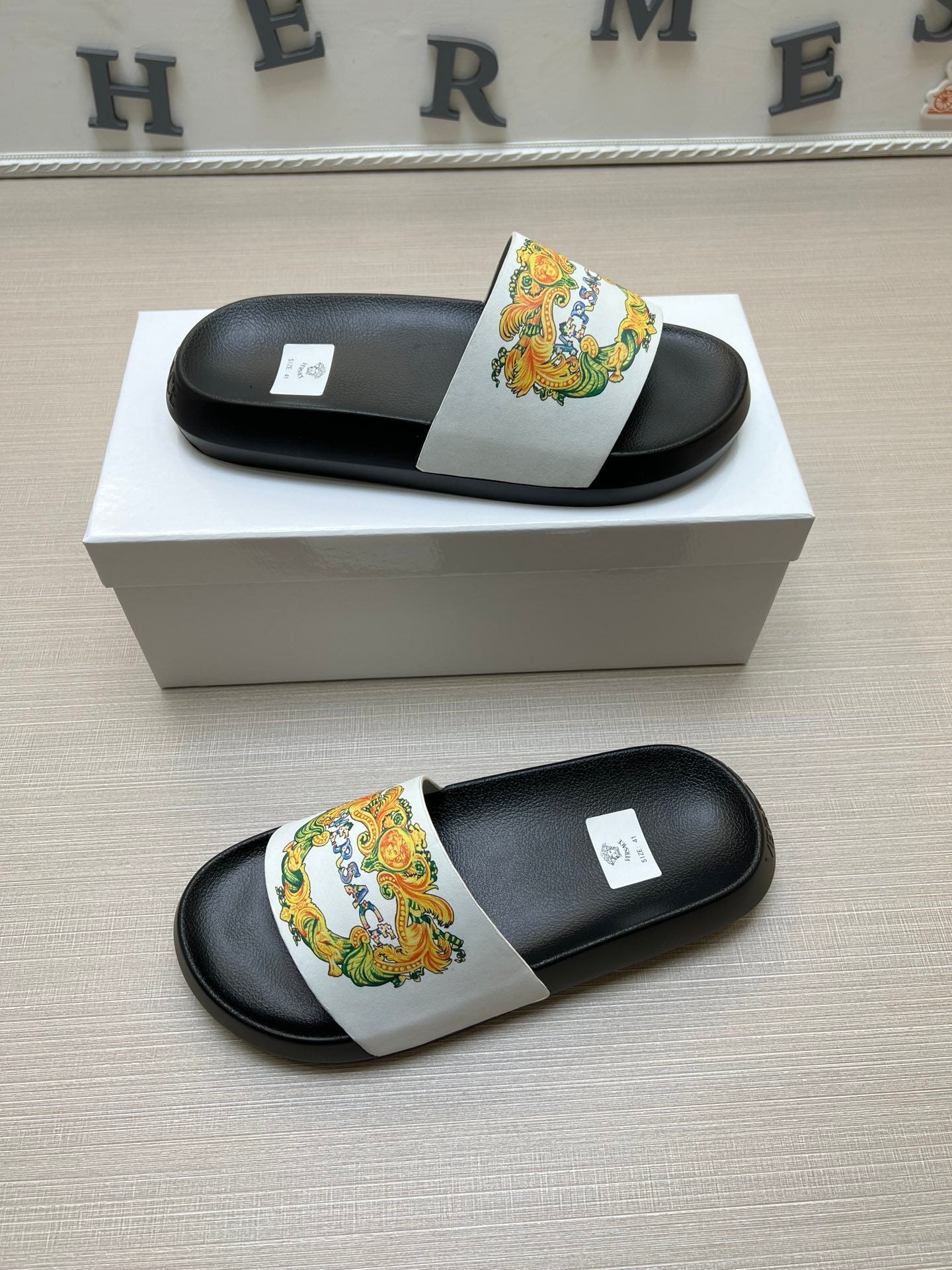 54V164Z    fashion slippers