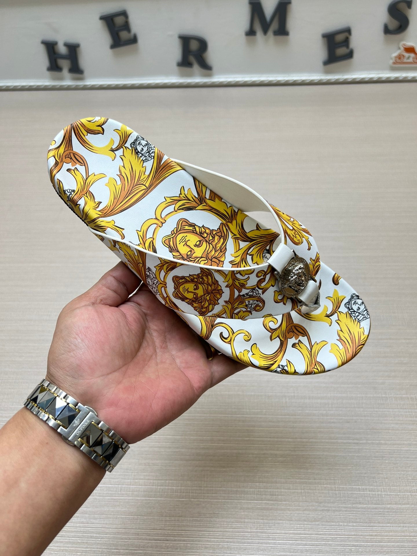 54V96Z   fashion  slippers