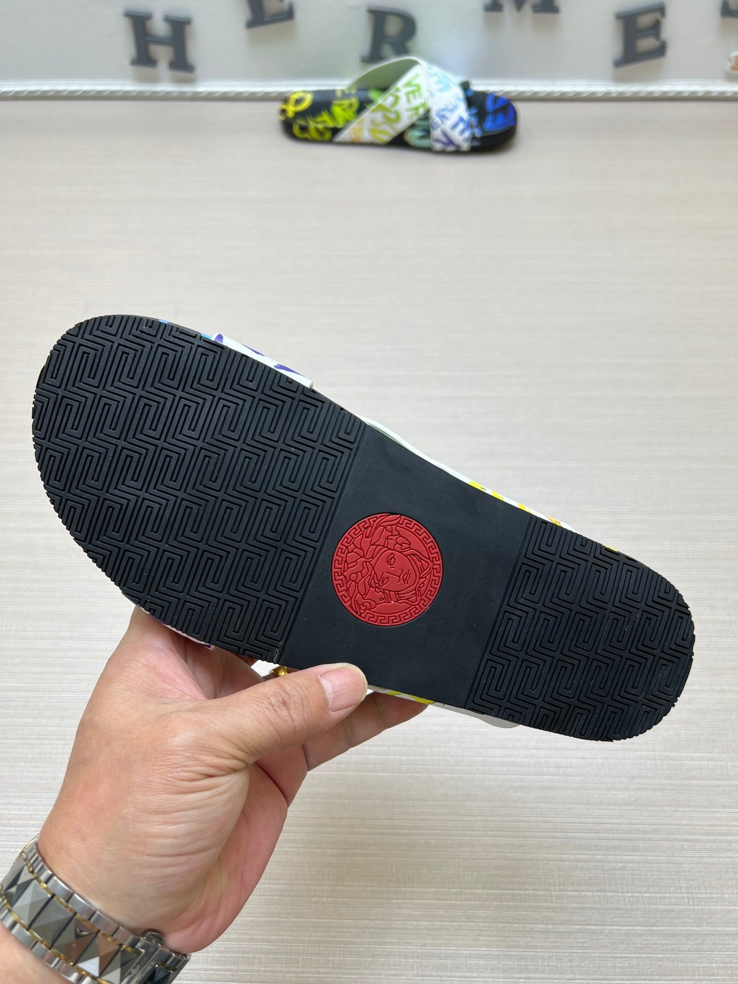 54V95Z    fashion  slippers