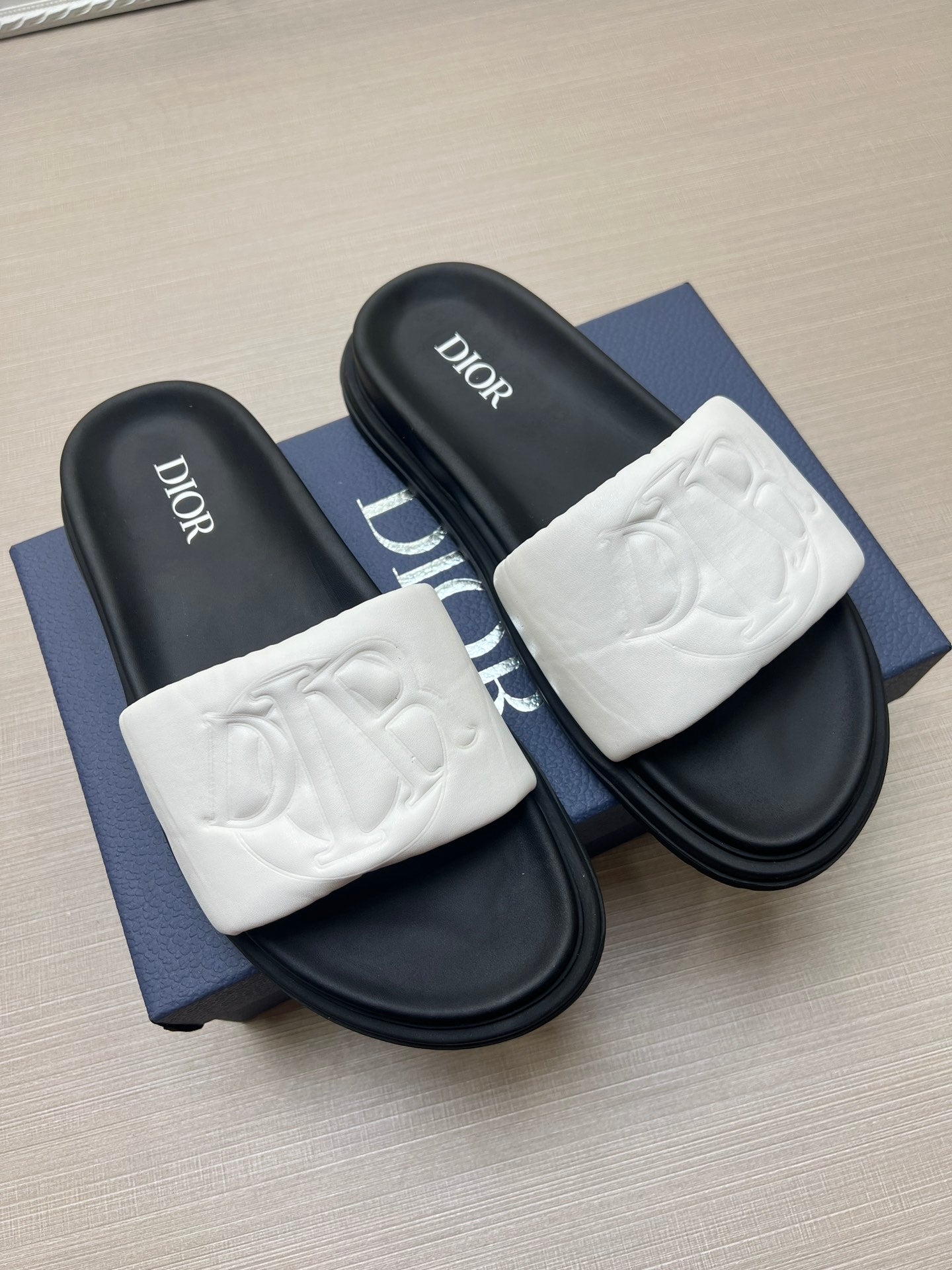 54D167Z  High quality leather slippers