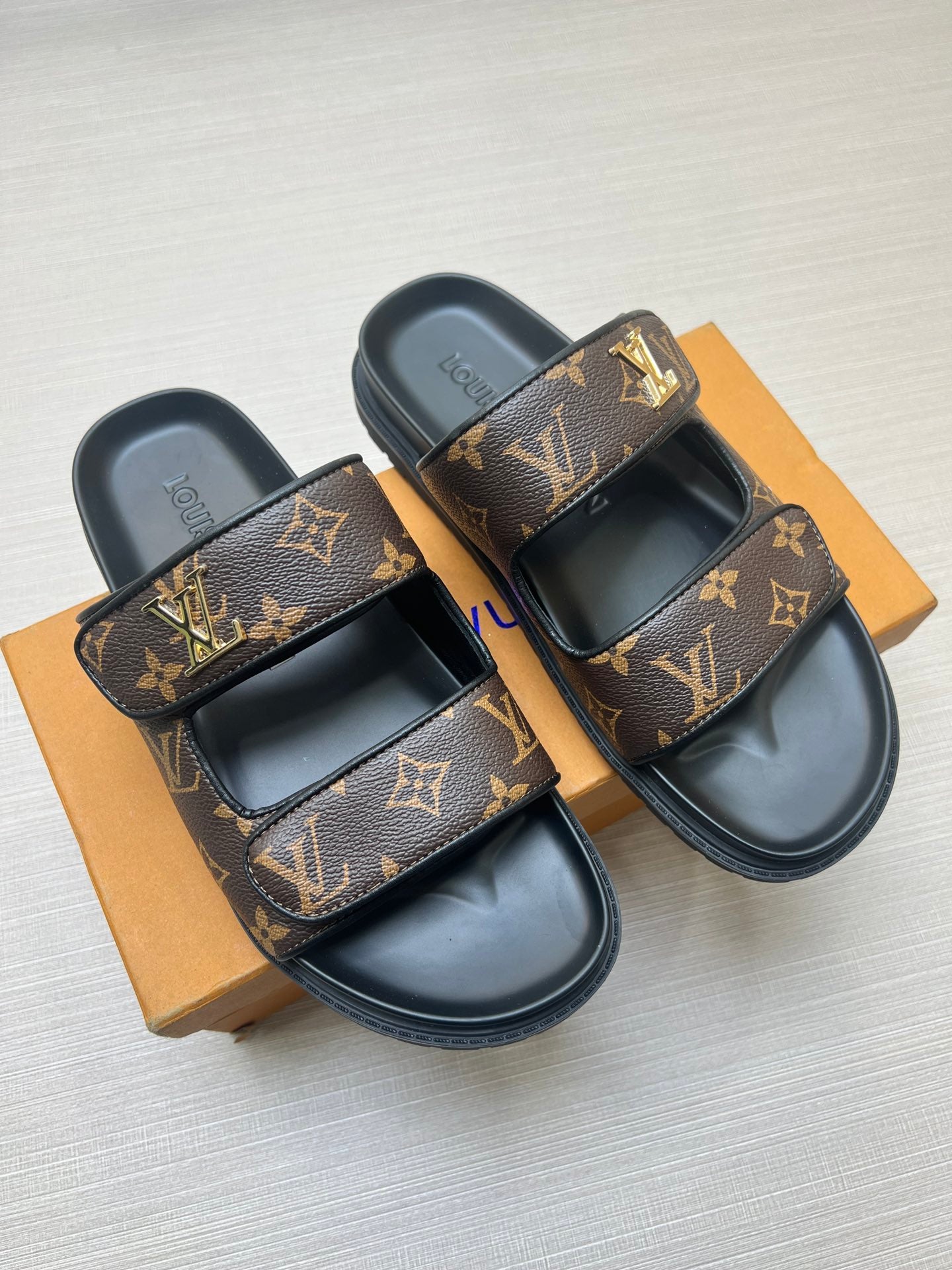 54E11Z    fashion slippers