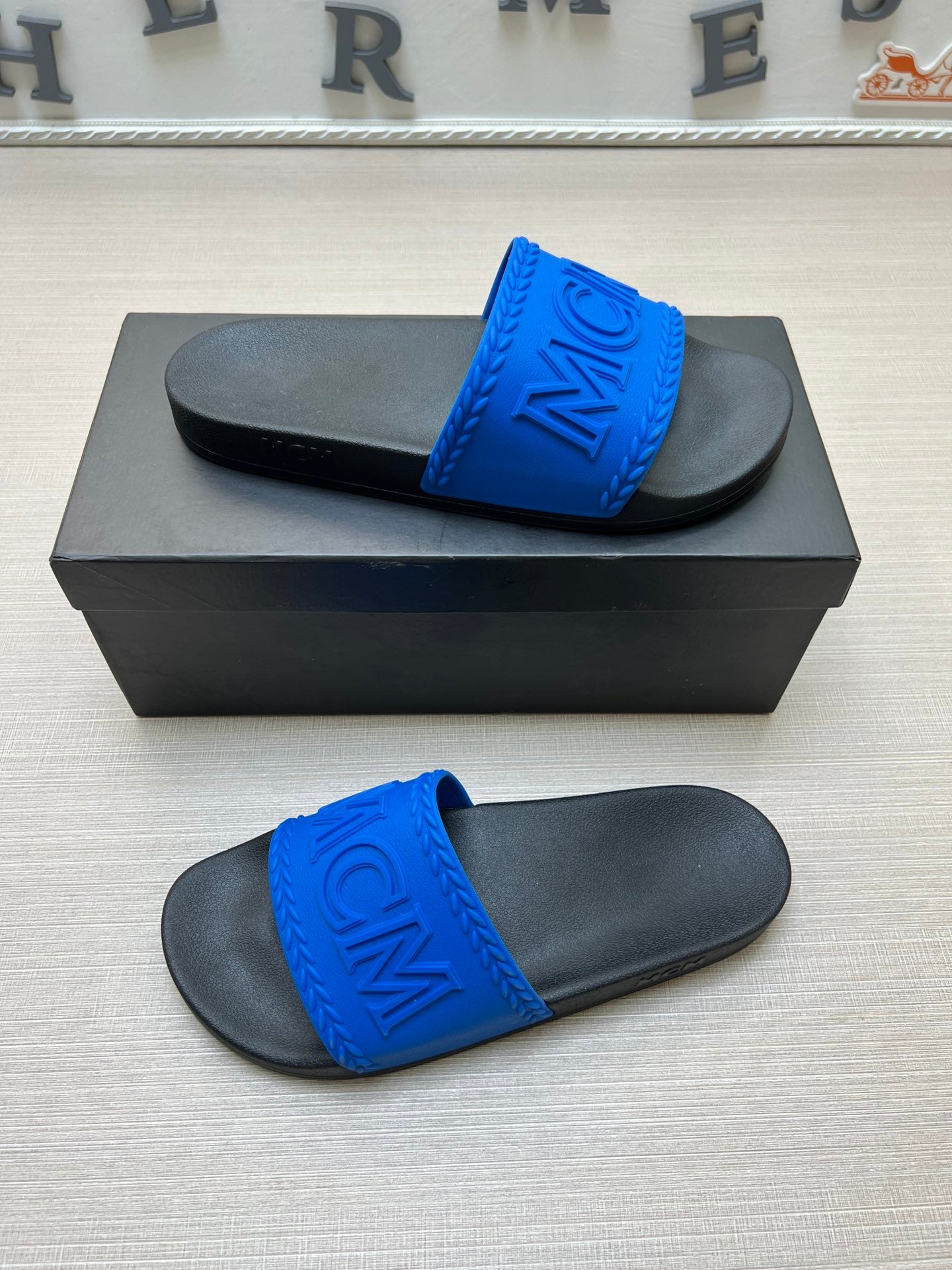 54M42Z  fashion  slippers