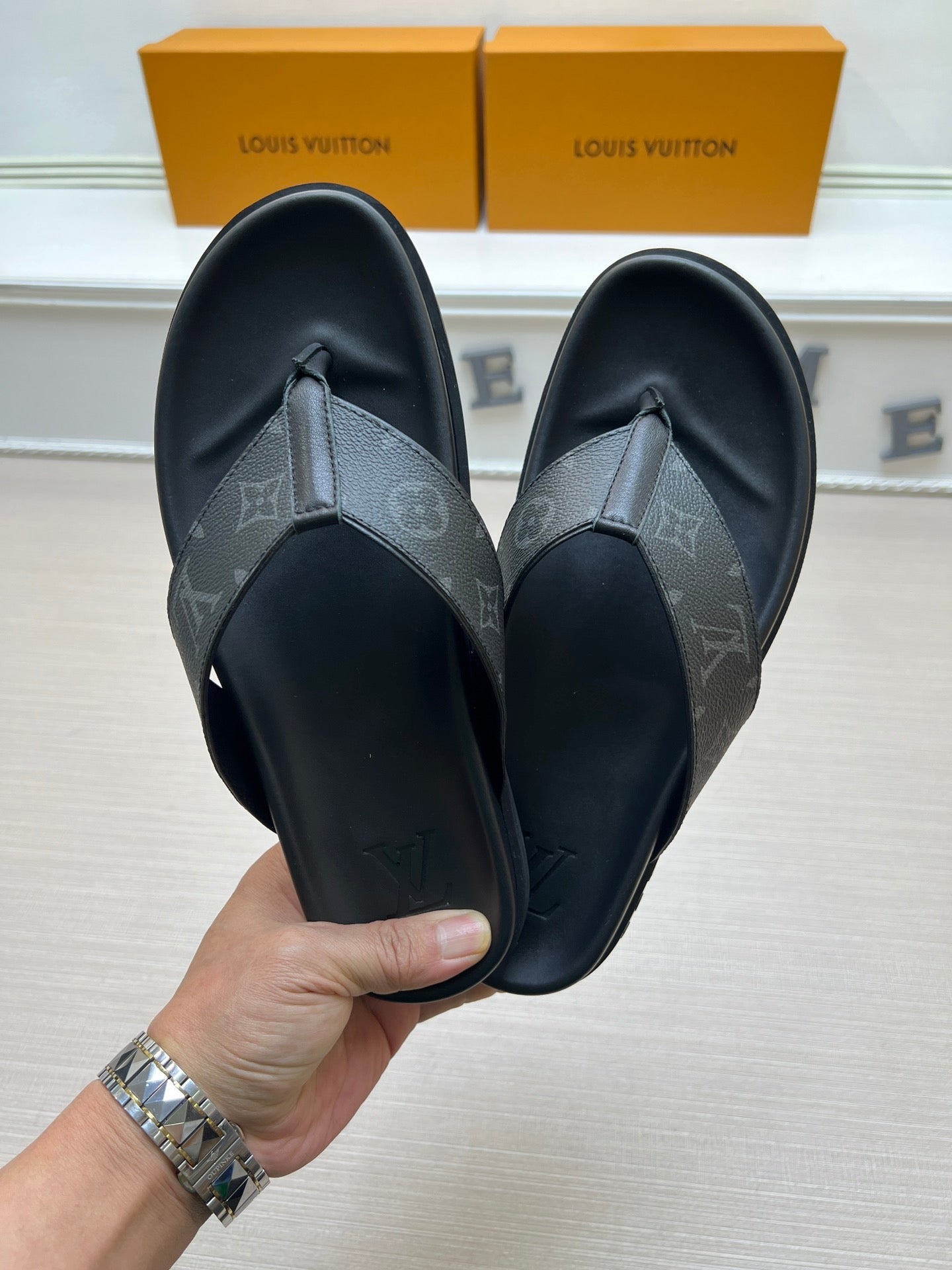 54E56Z   fashion slippers