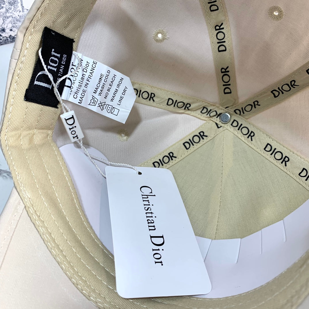 14D129M   Fashion hats