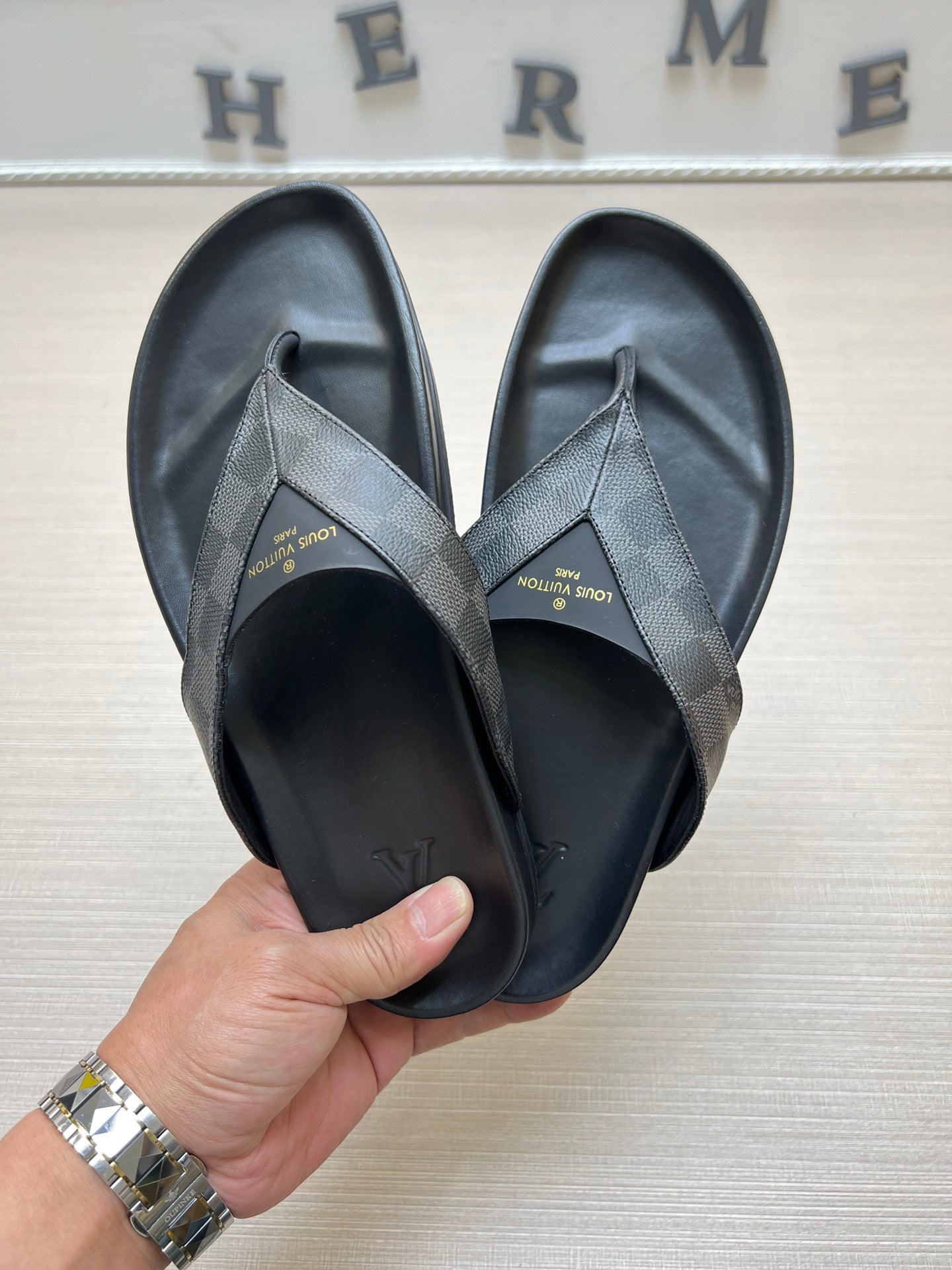 54E85Z     fashion slippers