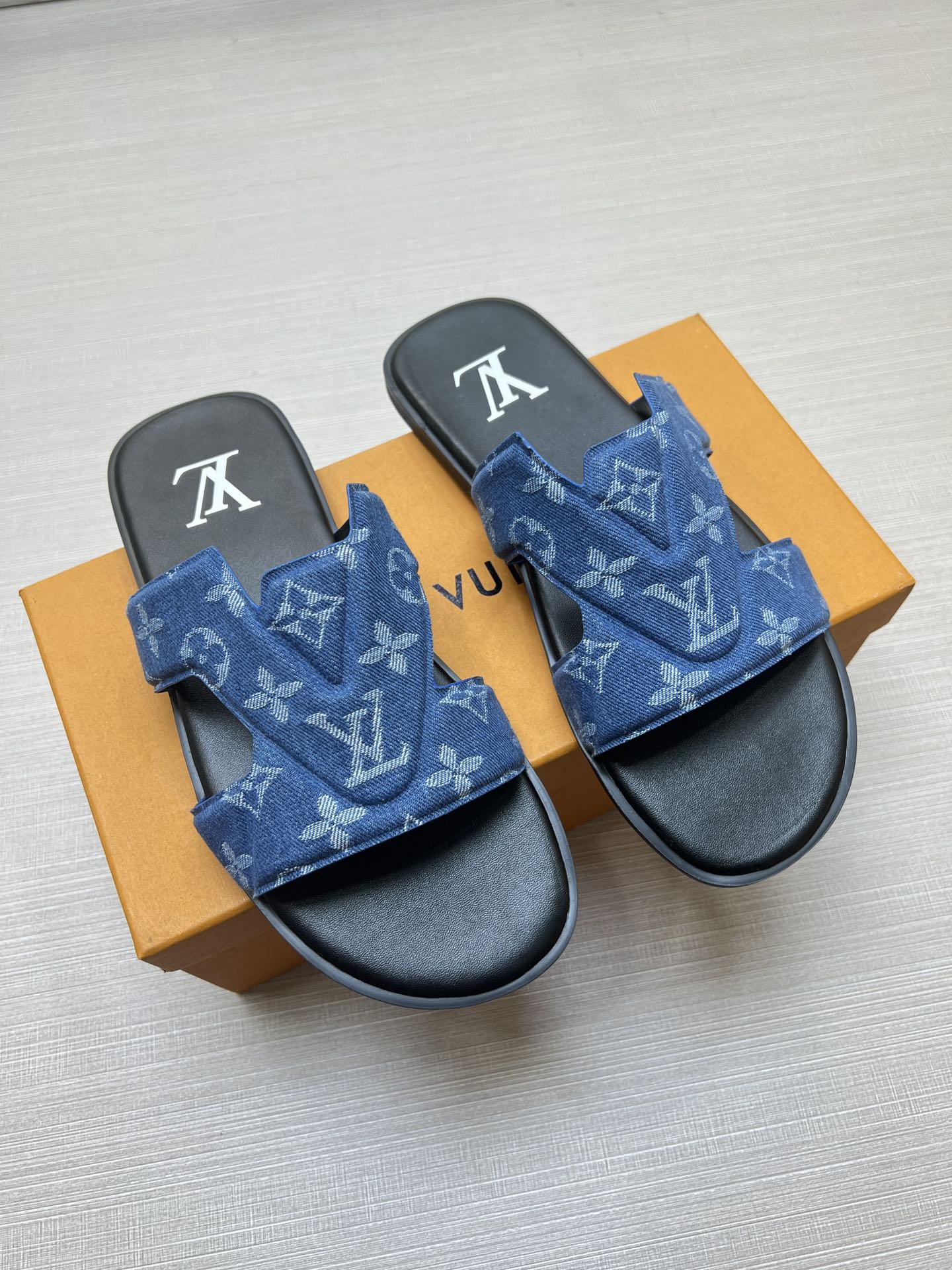 54E29Z    fashion  slippers