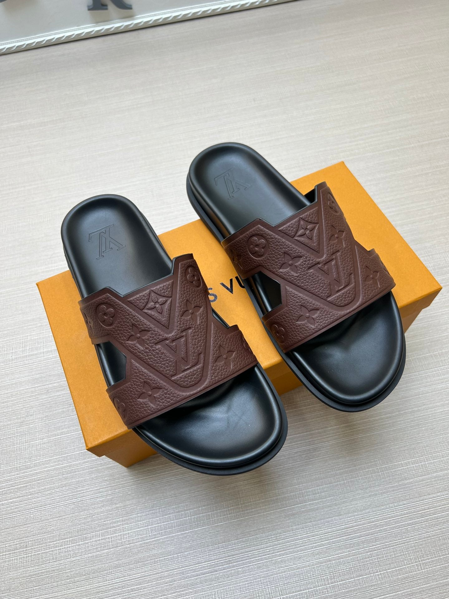 54E68Z  fashion slippers