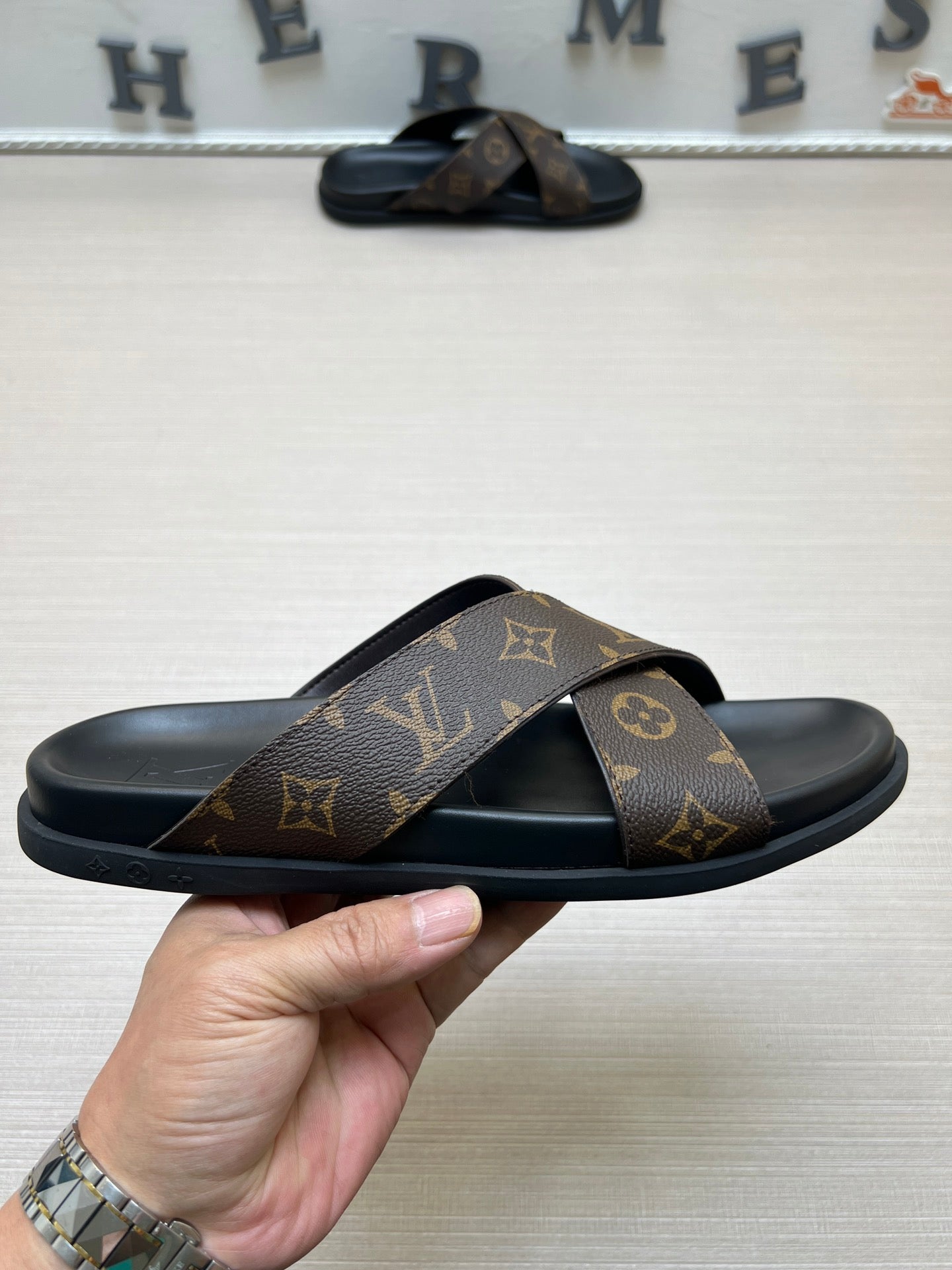 54E57Z   fashion slippers