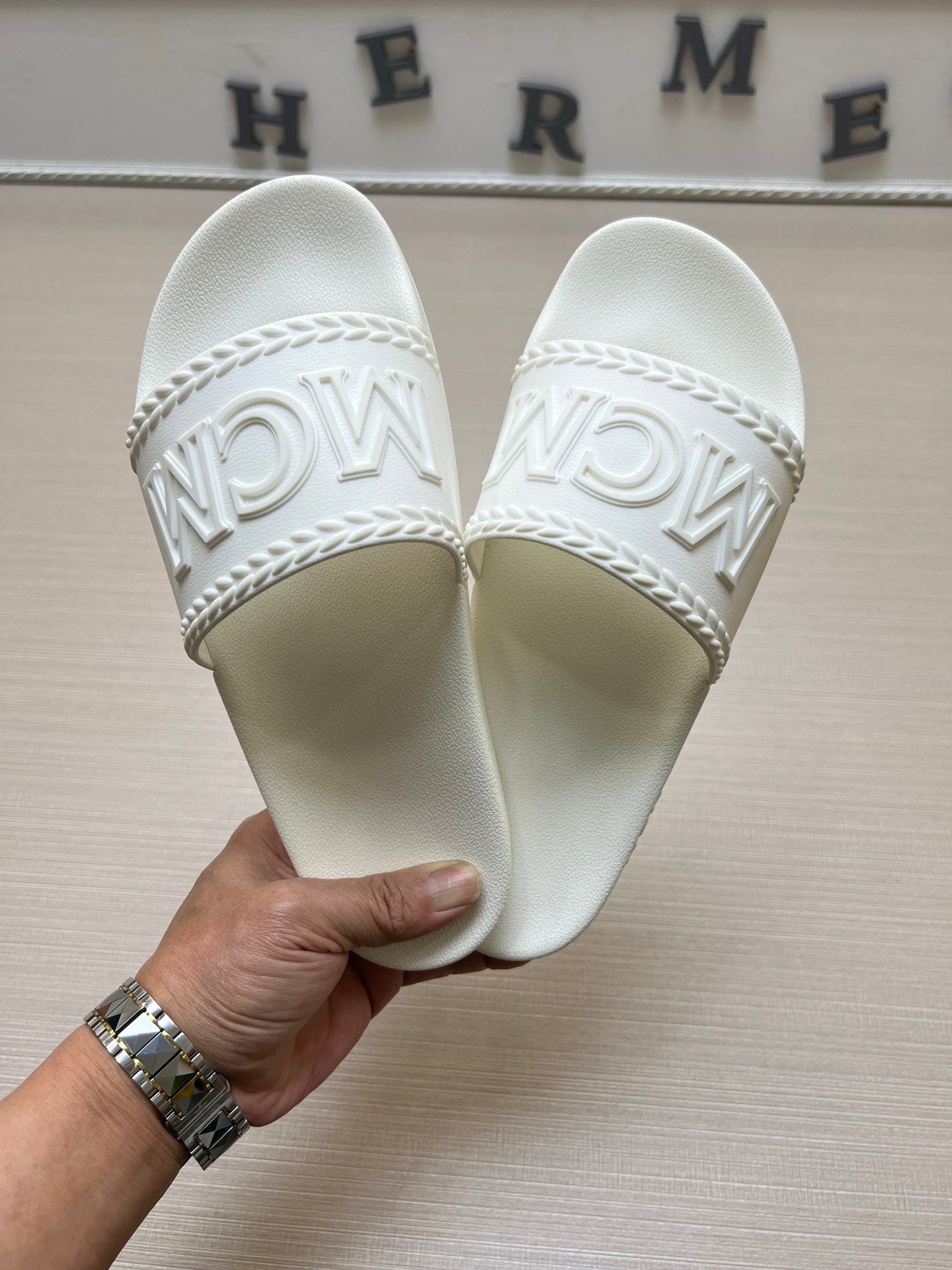 54M42Z  fashion  slippers