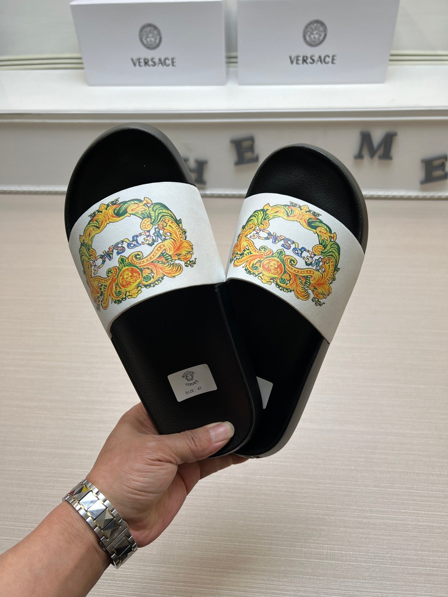 54V164Z    fashion slippers