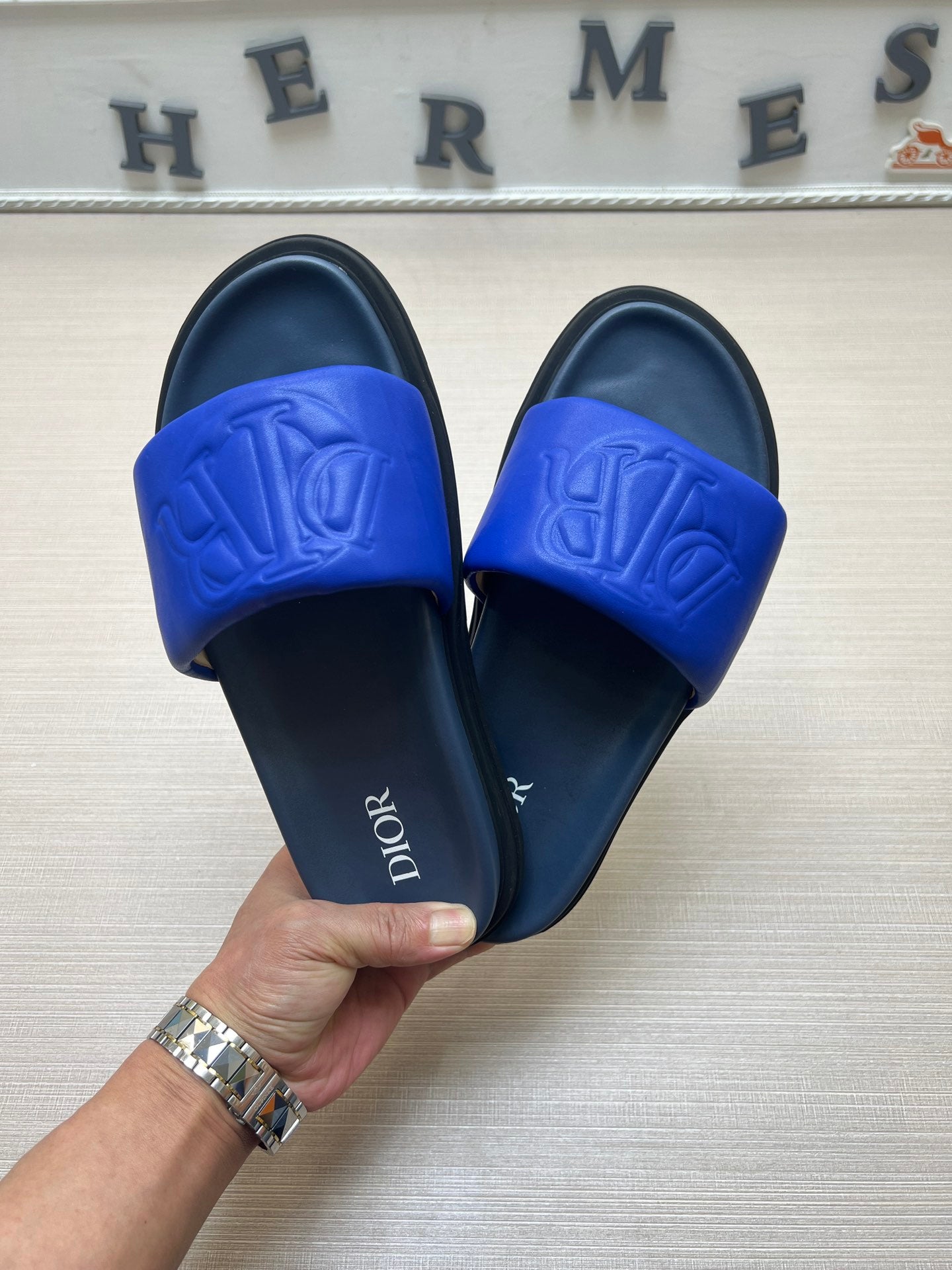 54D167Z  High quality leather slippers