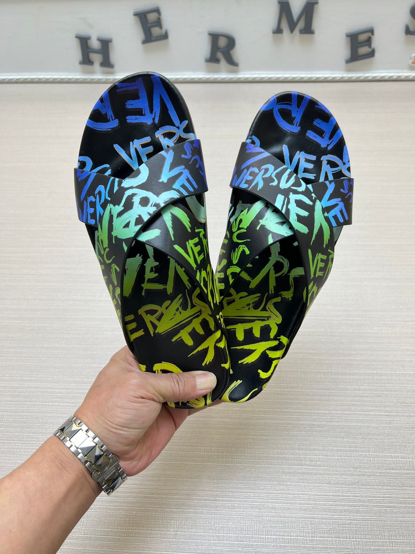 54V95Z    fashion  slippers