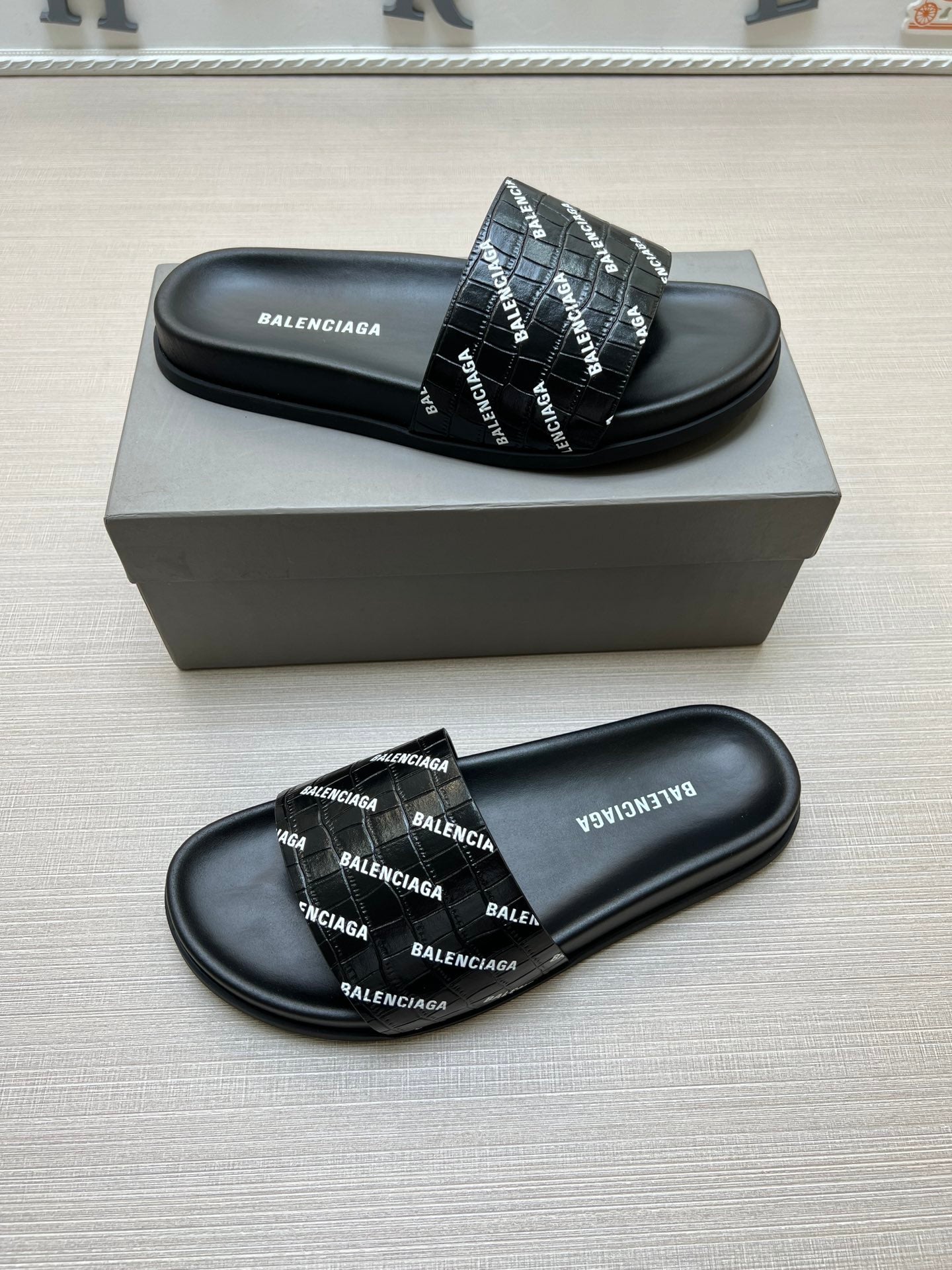 54J99Z    fashion  slippers